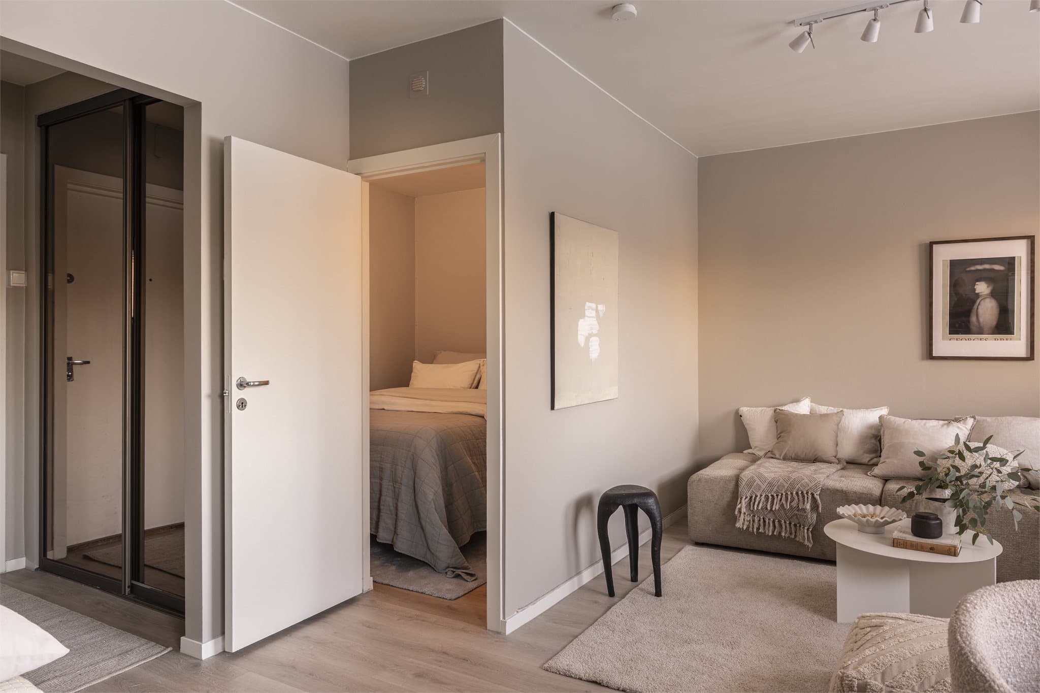 Fra stuen er det inngang til en praktisk sovealkove som gir en adskilt sovesone.