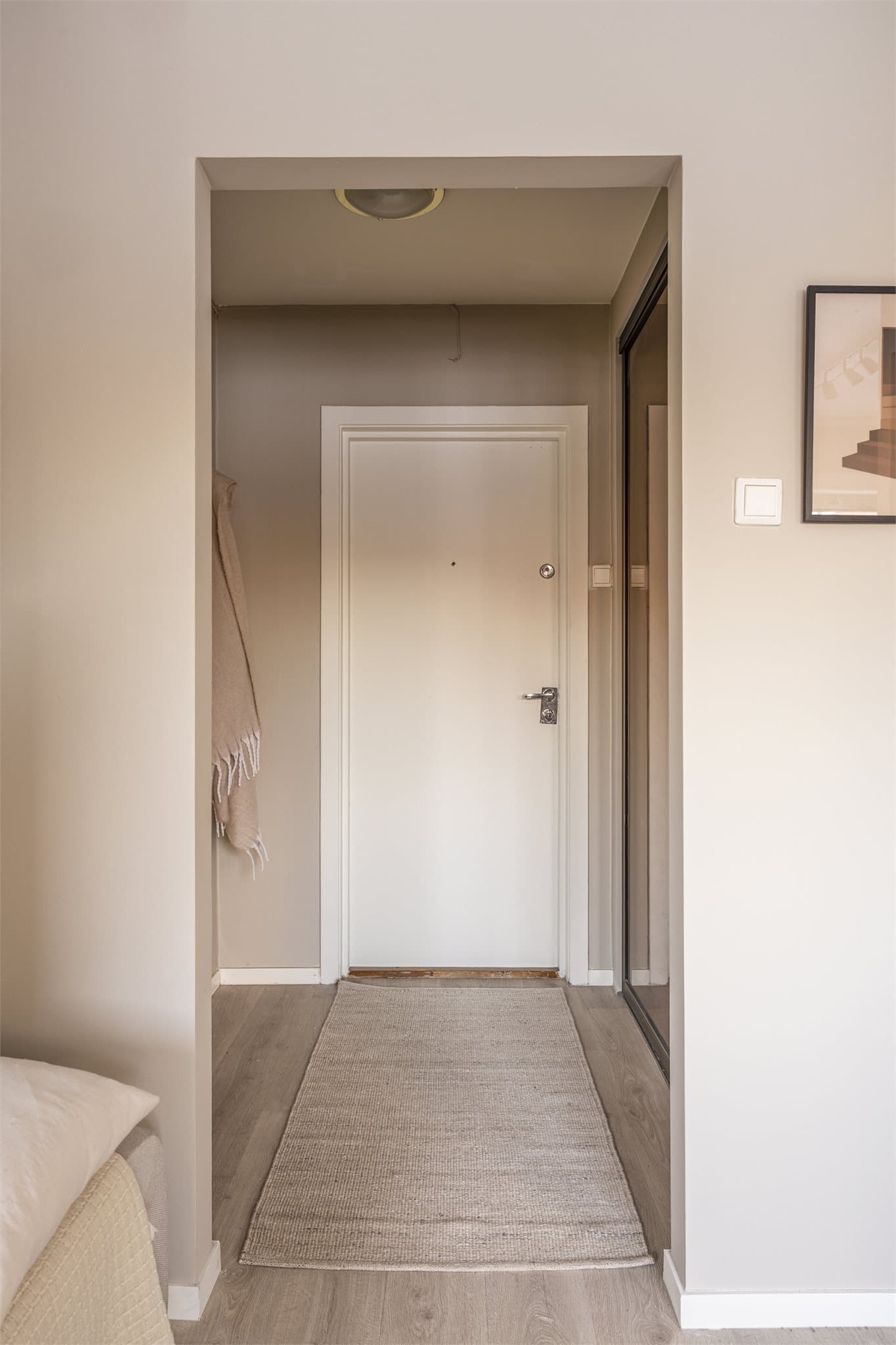 Leiligheten har en praktisk entré som binder rommene sammen.