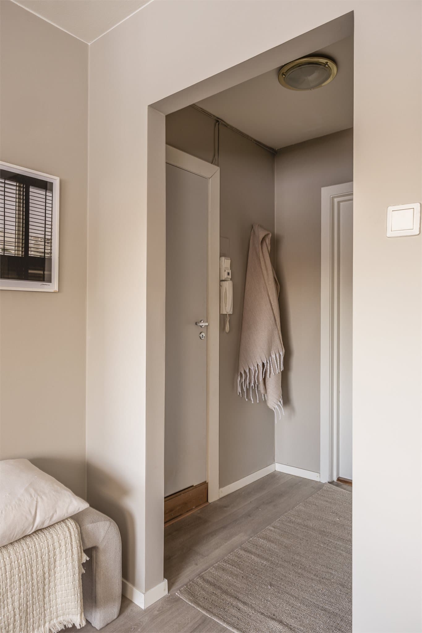 Entréen har laminatgulv og nymalte vegger, noe som også er gjennomgående for leilighetens øvrige oppholdsrom.