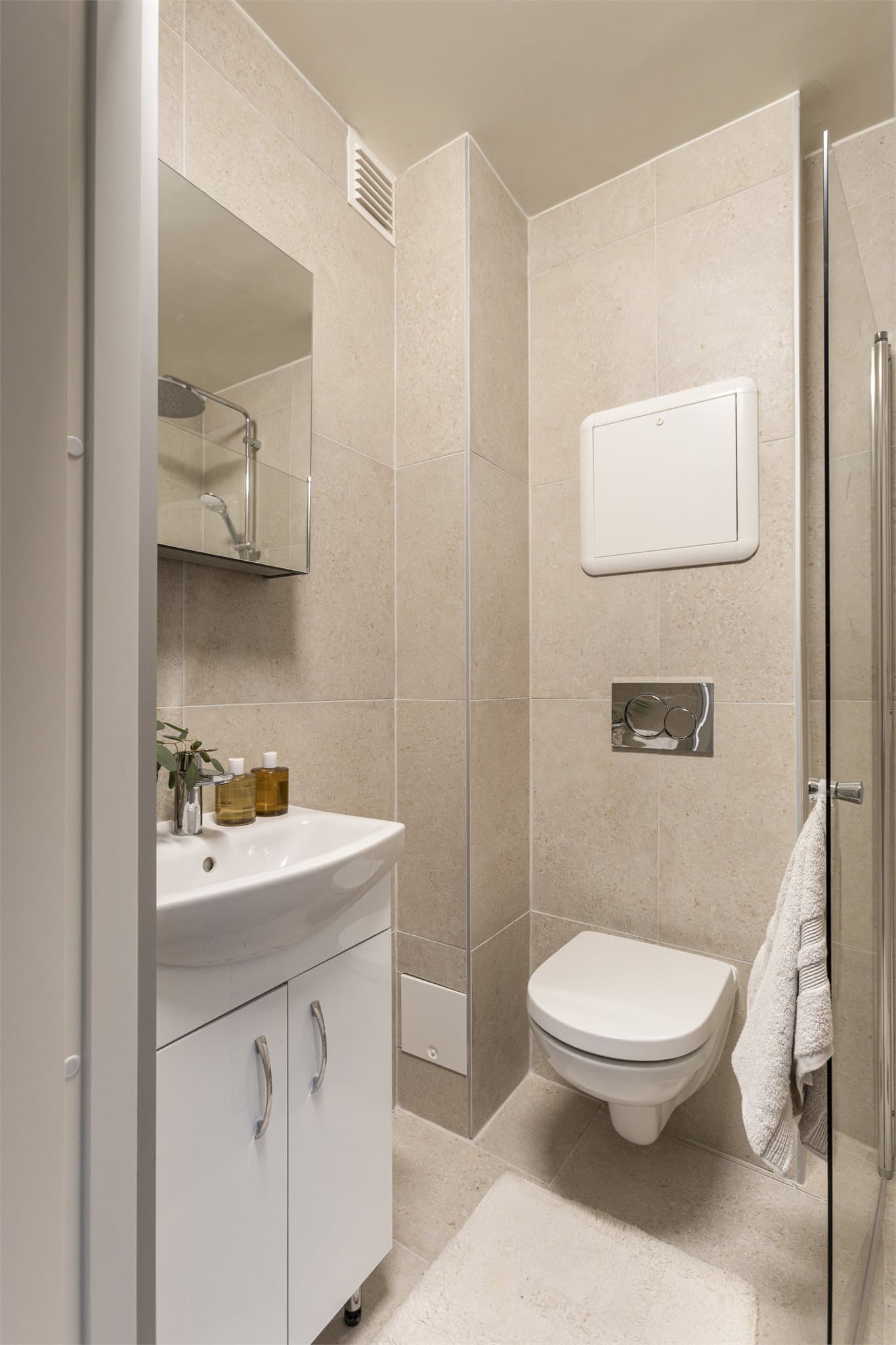 Badet er nytt og ubrukt, ferdigstilt i 2025 med et moderne og tidløst uttrykk.