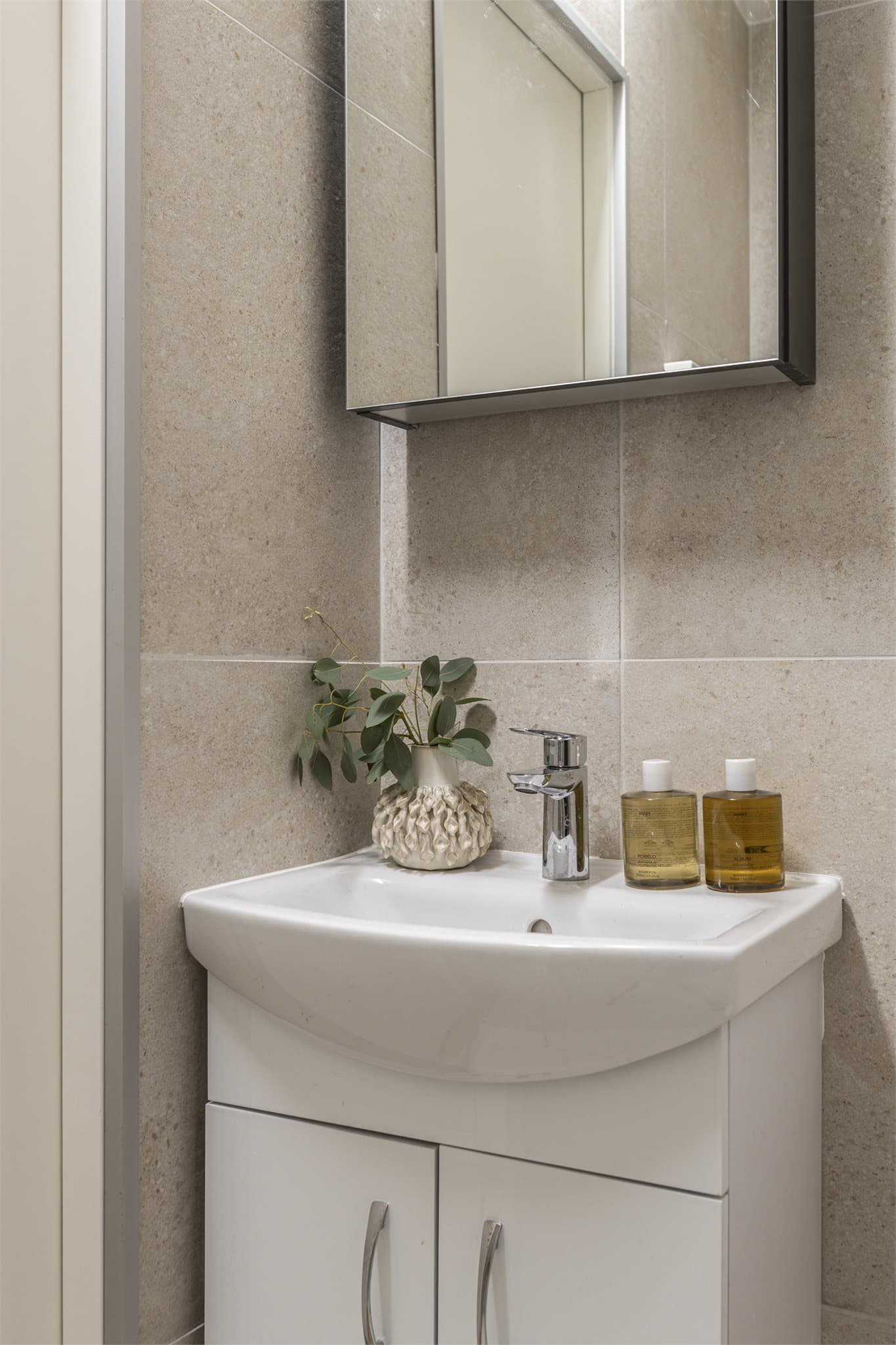 Her er det elektriske varmekabler i gulvet for økt komfort, samt opplegg for vaskemaskin.