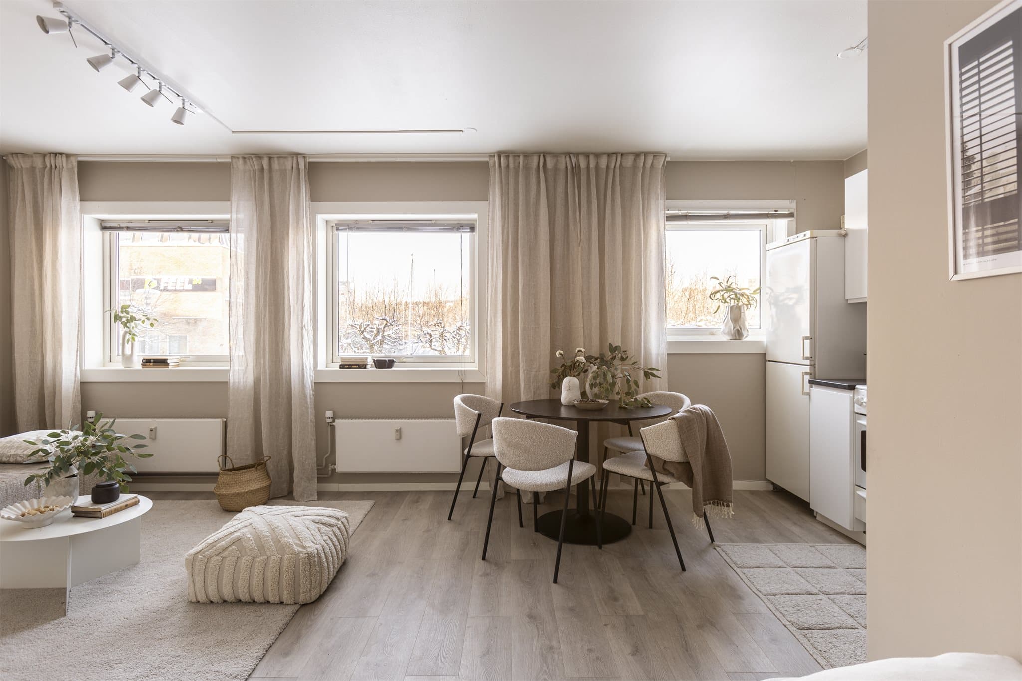 Oppholdsrommet har rikelig med naturlig lys og en takhøyde på 2,52 meter, som gir en luftig og behagelig romfølelse.