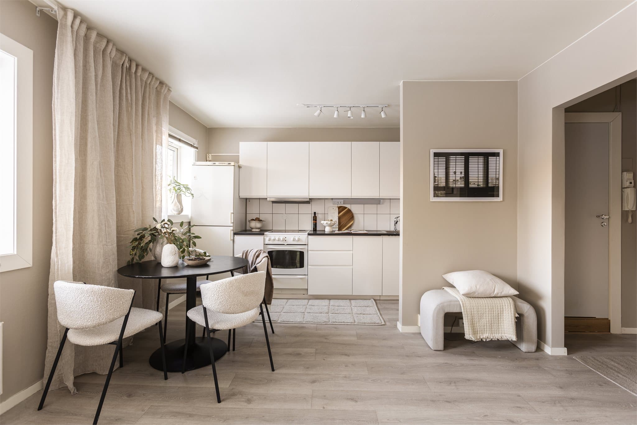 Kjøkkeninnredningen er en Voxtorp-modell fra IKEA (2018) med glatte fronter og benkeplate i laminat med en vaskekum i stål.