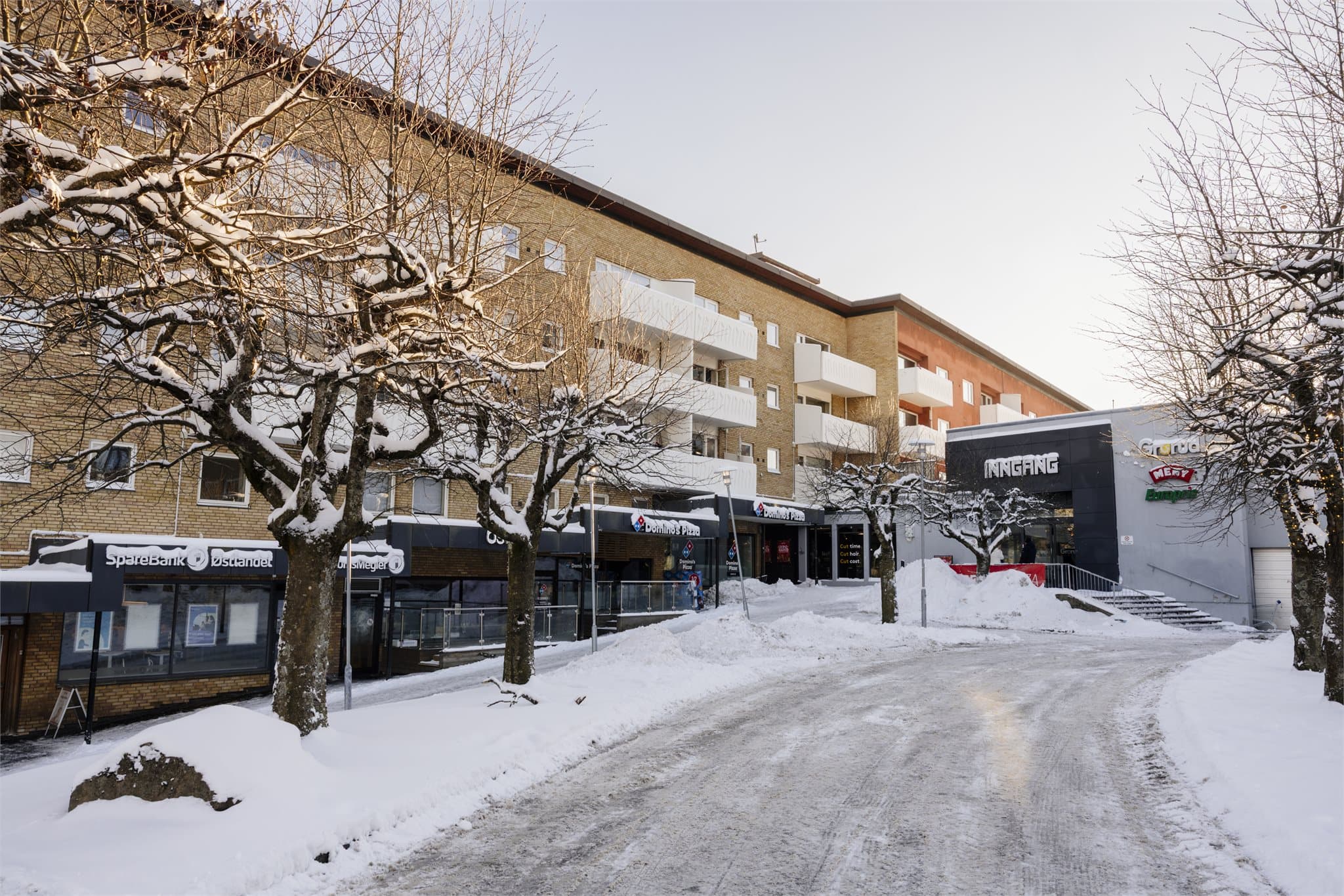 Eiendommen er en del av Sameiet Grorud Senter, et kombinert bolig- og næringssameie.