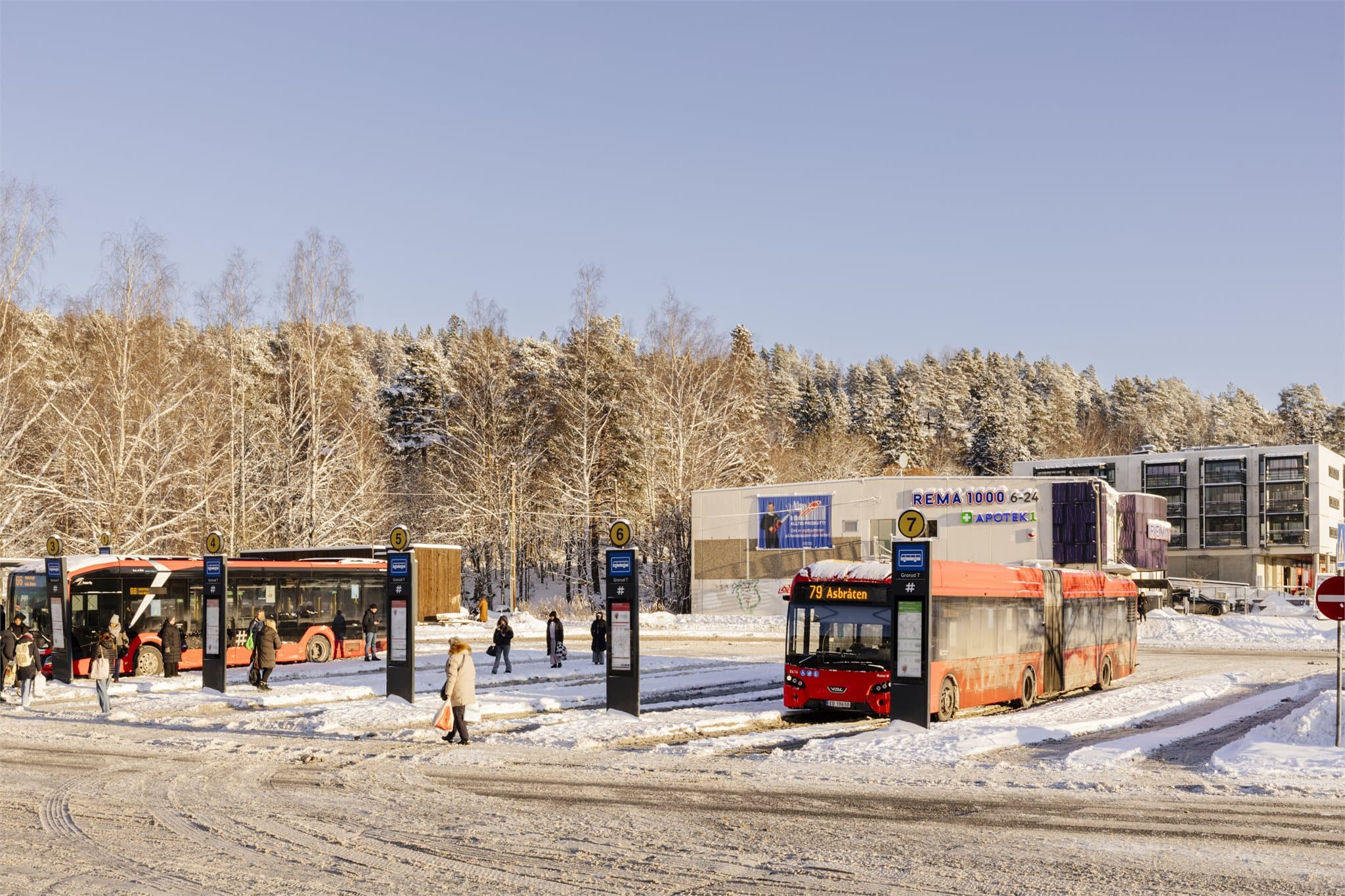 Området har utmerkede kollektivforbindelser med T-bane og buss, samt kort vei til Lillomarka.