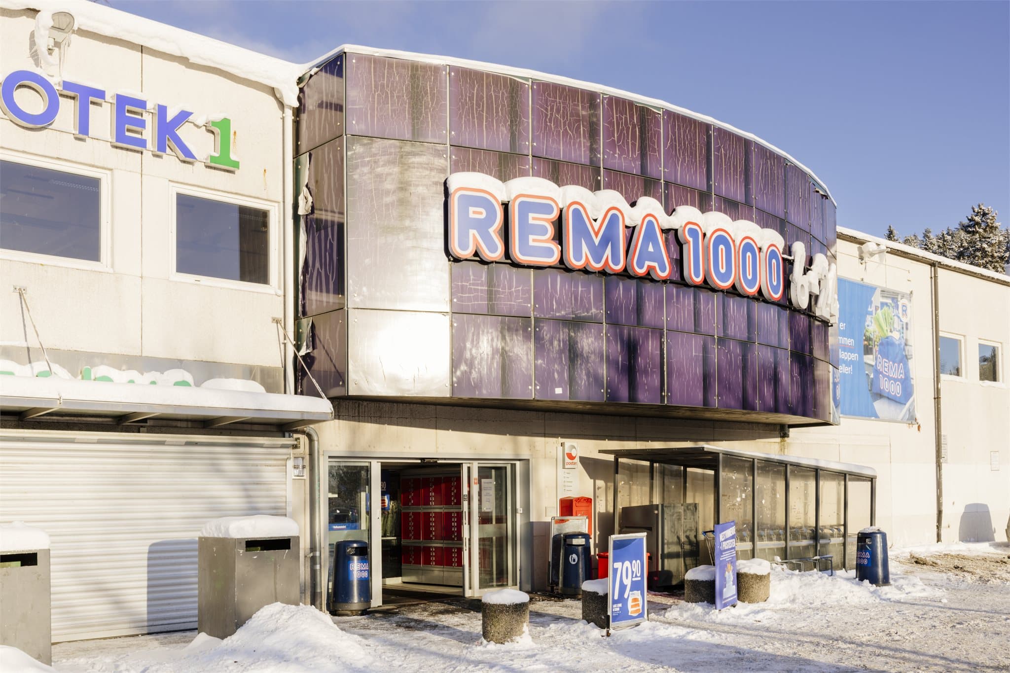 Hverdagslogistikken er enkel med dagligvarebutikker som Rema 1000 innen få minutters gange.