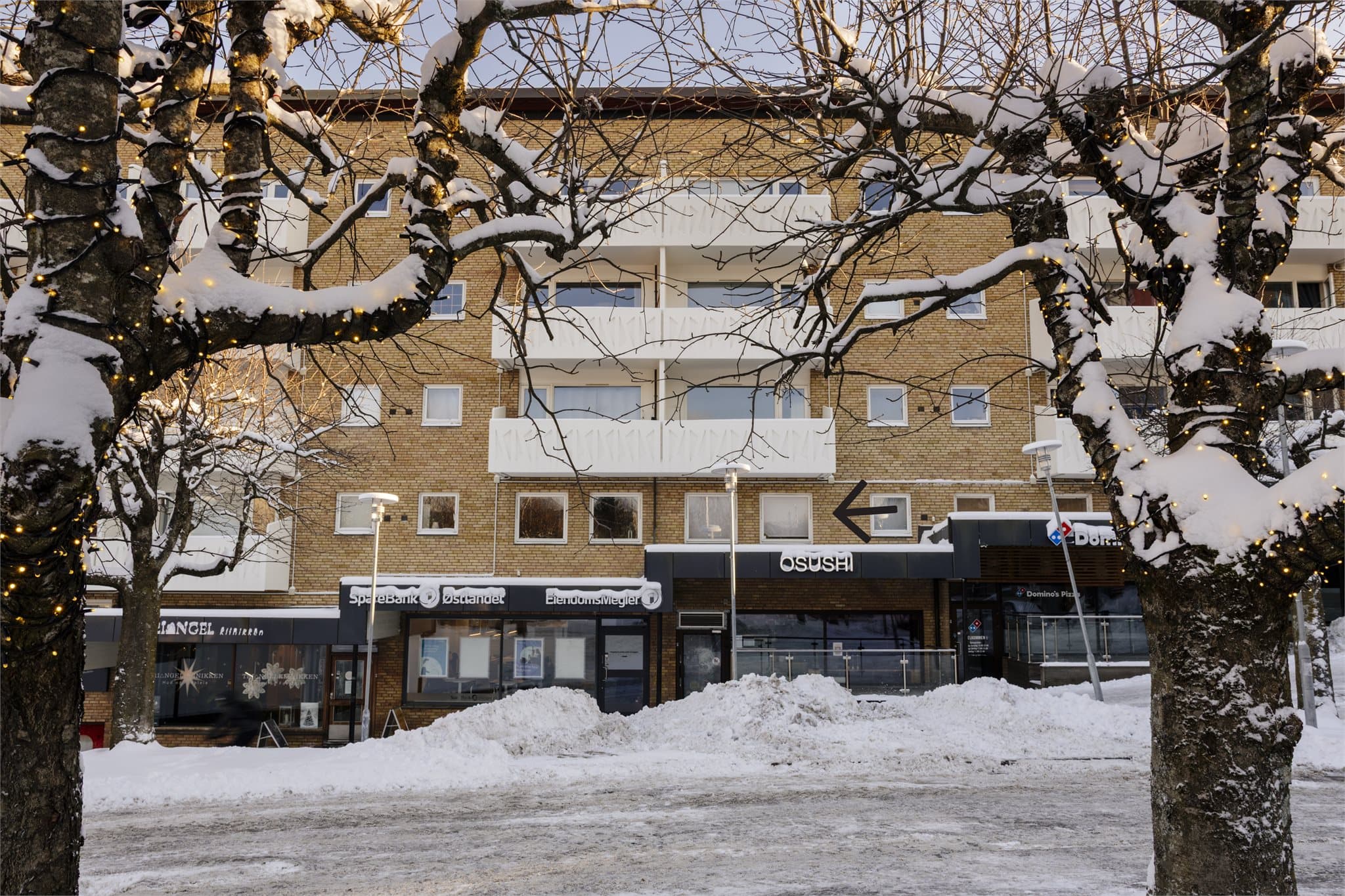 Leiligheten ligger i byggets 2. etasje. Det medfølger leieavtale for garasjeplass.