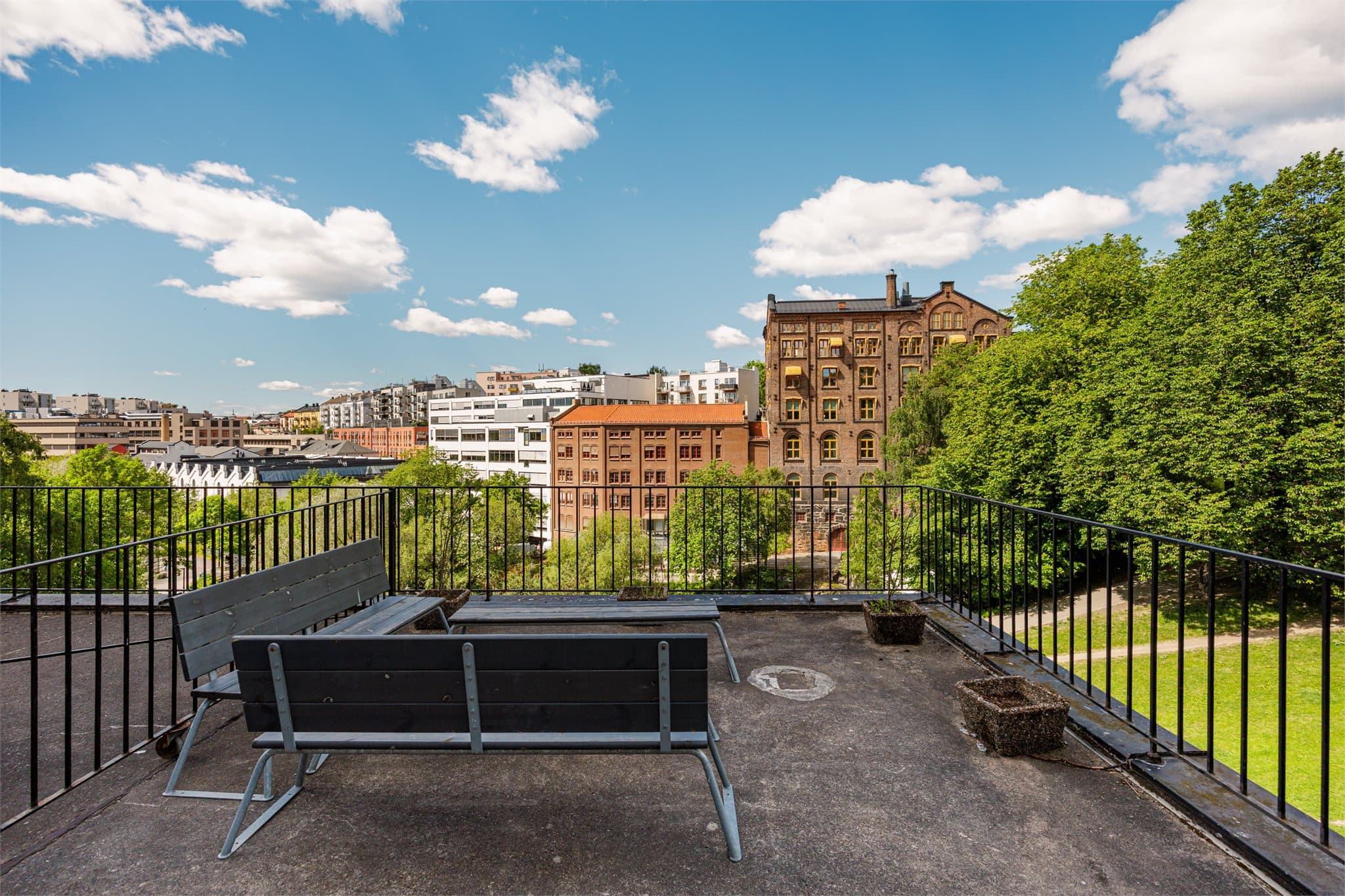 Borettslagets felles takterrasse byr på flott utsikt mot Akerselven og gode solforhold helt til sen kveld, perfekt for avslapning og sosiale stunder.
