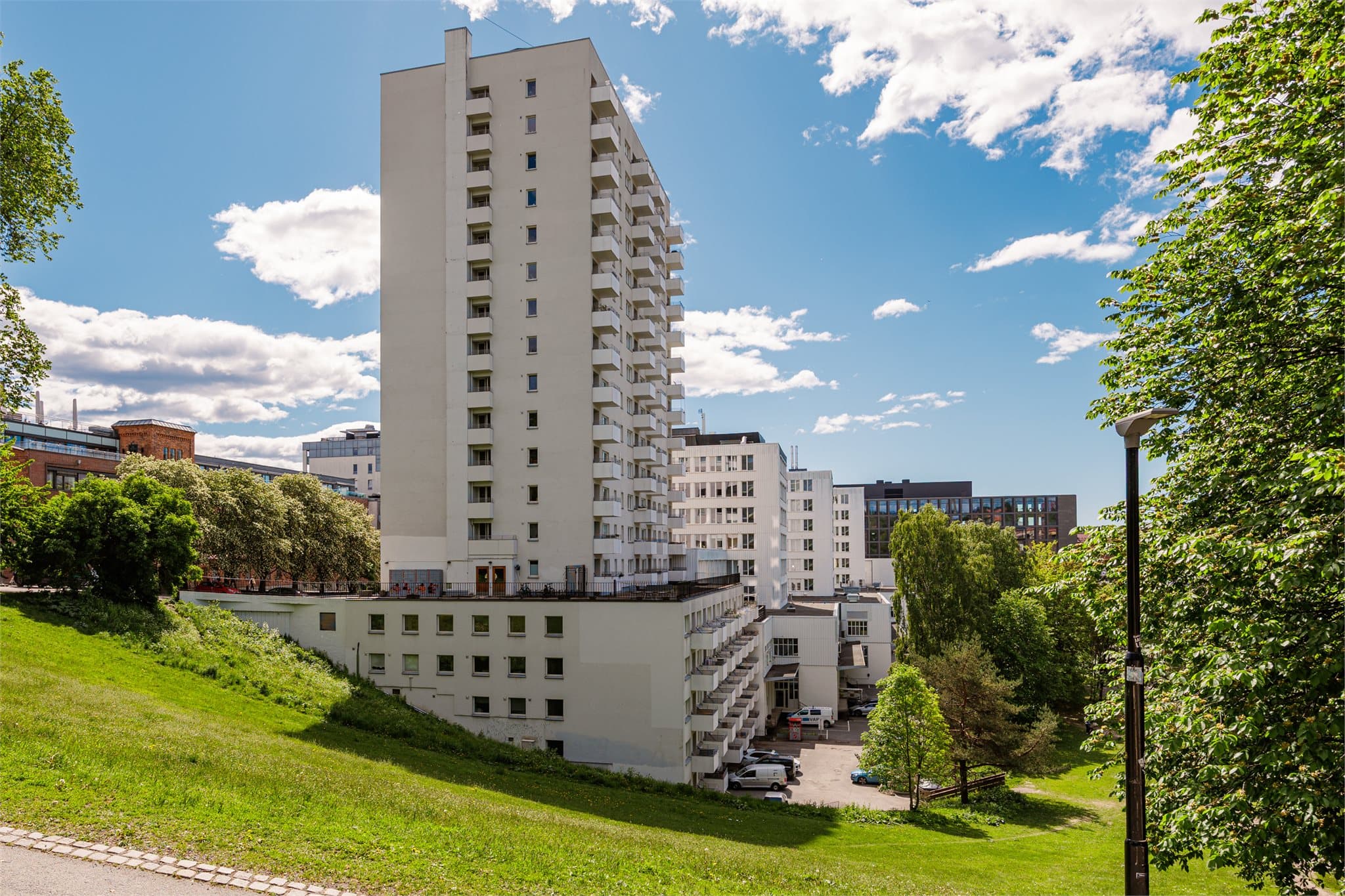 Thorvald Meyers gate 5 ligger i et attraktivt og levende område midt på Grünerløkka, kjent for sin urbane puls, kafékultur og korte vei til alt man trenger i hverdagen.