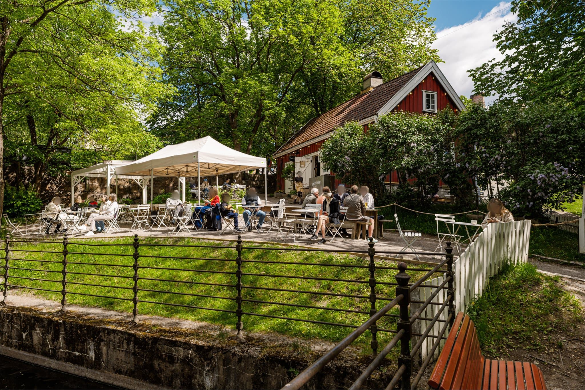 Det er kort vei til kaffebarer, restauranter på Grünerløkka og Mathallen på Vulkan. For rekreasjon er turstiene langs Akerselva og parklivet i Birkelunden like ved.