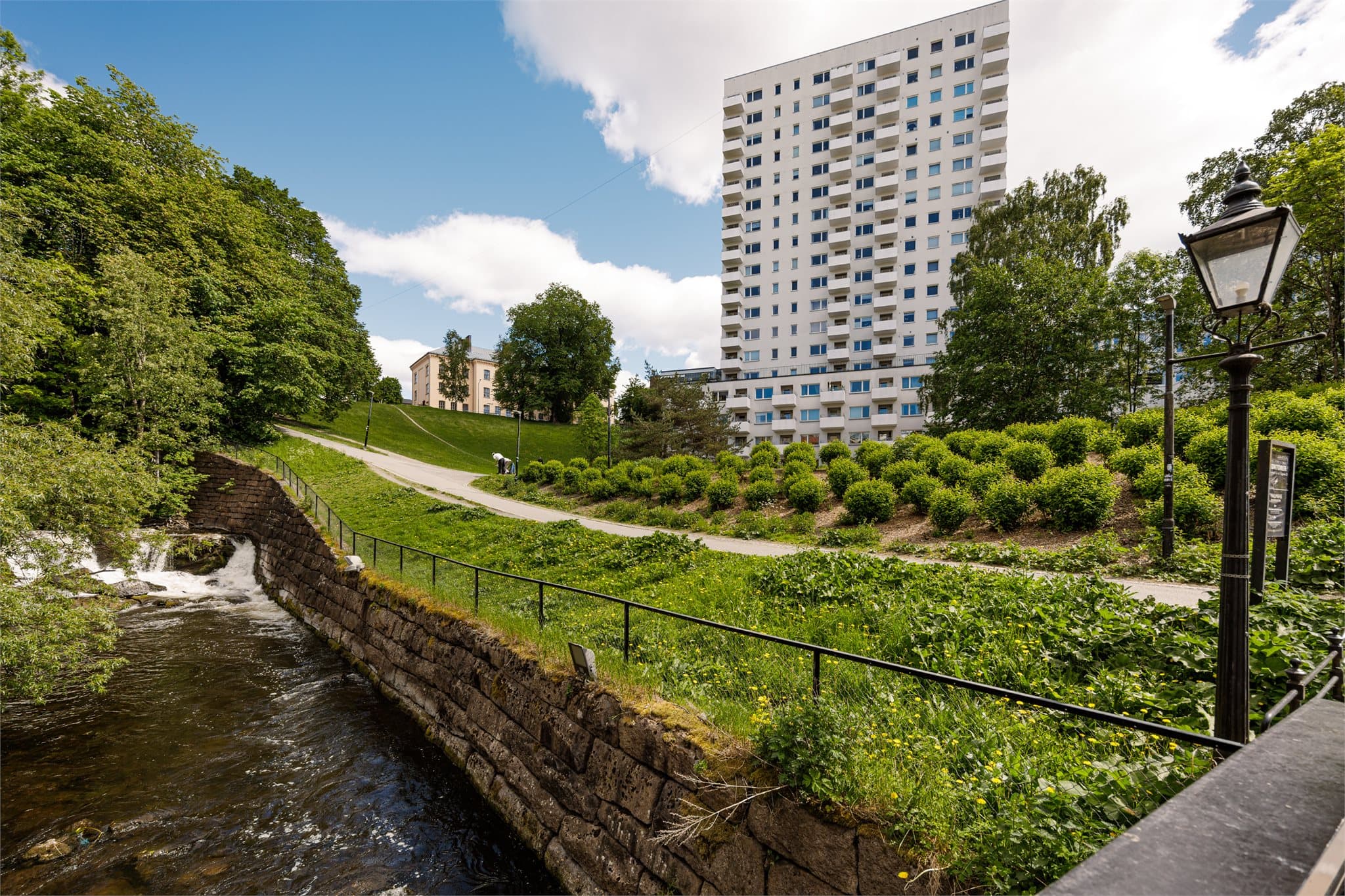 Her bor du moderne og tilbaketrukket, skjermet fra trafikkstøy, men med det pulserende bylivet rett utenfor døren.