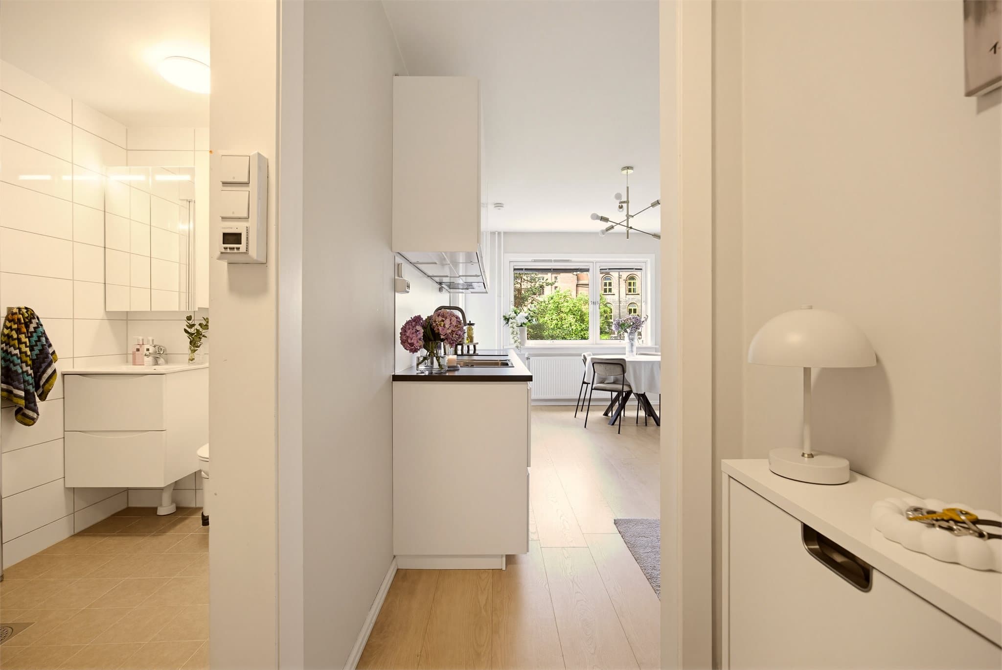 Entréen tar deg imot og leder direkte videre inn til boligens bad og sosiale sone.