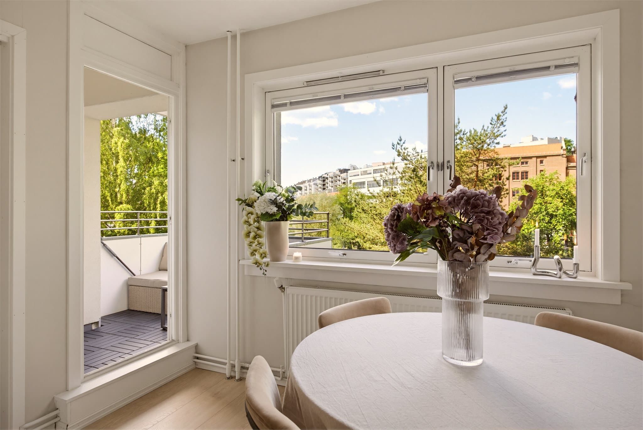 Rommet har store vinduer på endeveggen som slipper inn både lys og sol, samt terrassedør med utgang til balkongen.