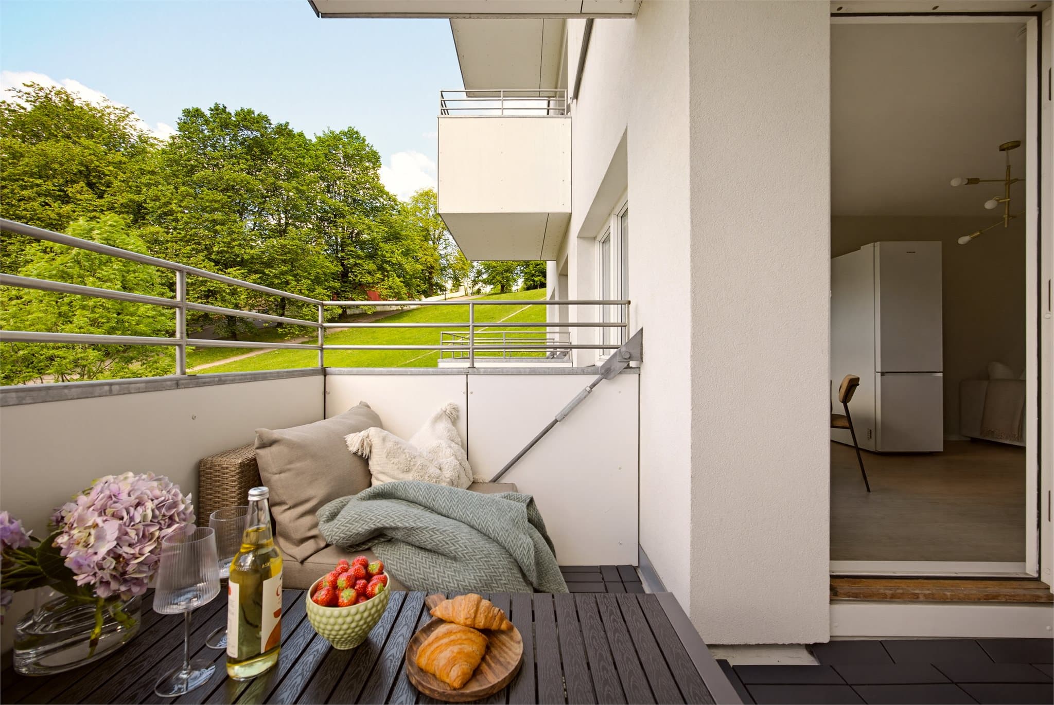Balkongen har plass til både sofagruppe og grill - så her kan du nyte solen i godt selskap.