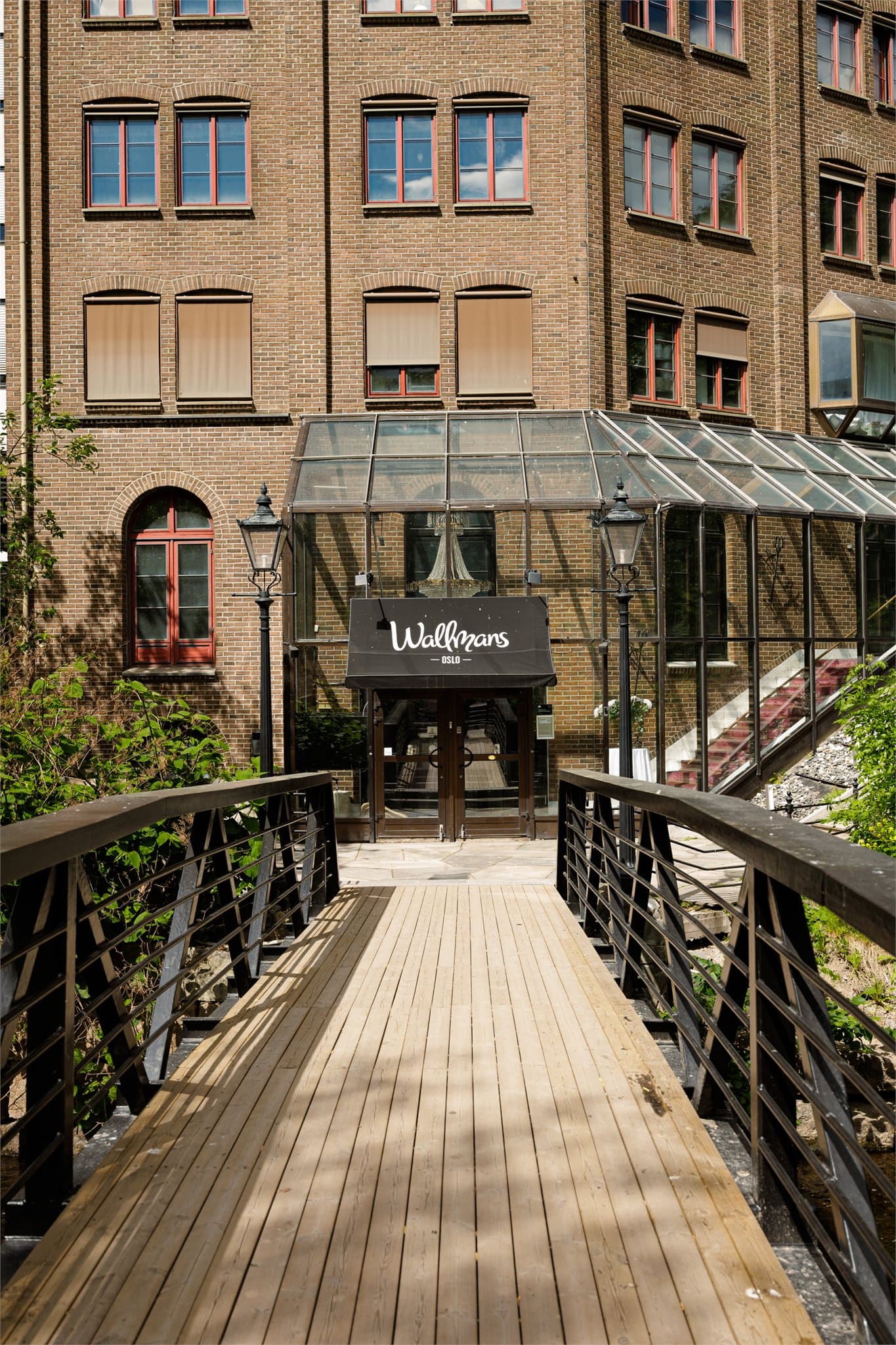 I området finner du også Wallmans Oslo, som byr på show, restaurantopplevelser og underholdning under samme tak – en sosial møteplass med gode fasiliteter for en helaften i byen.