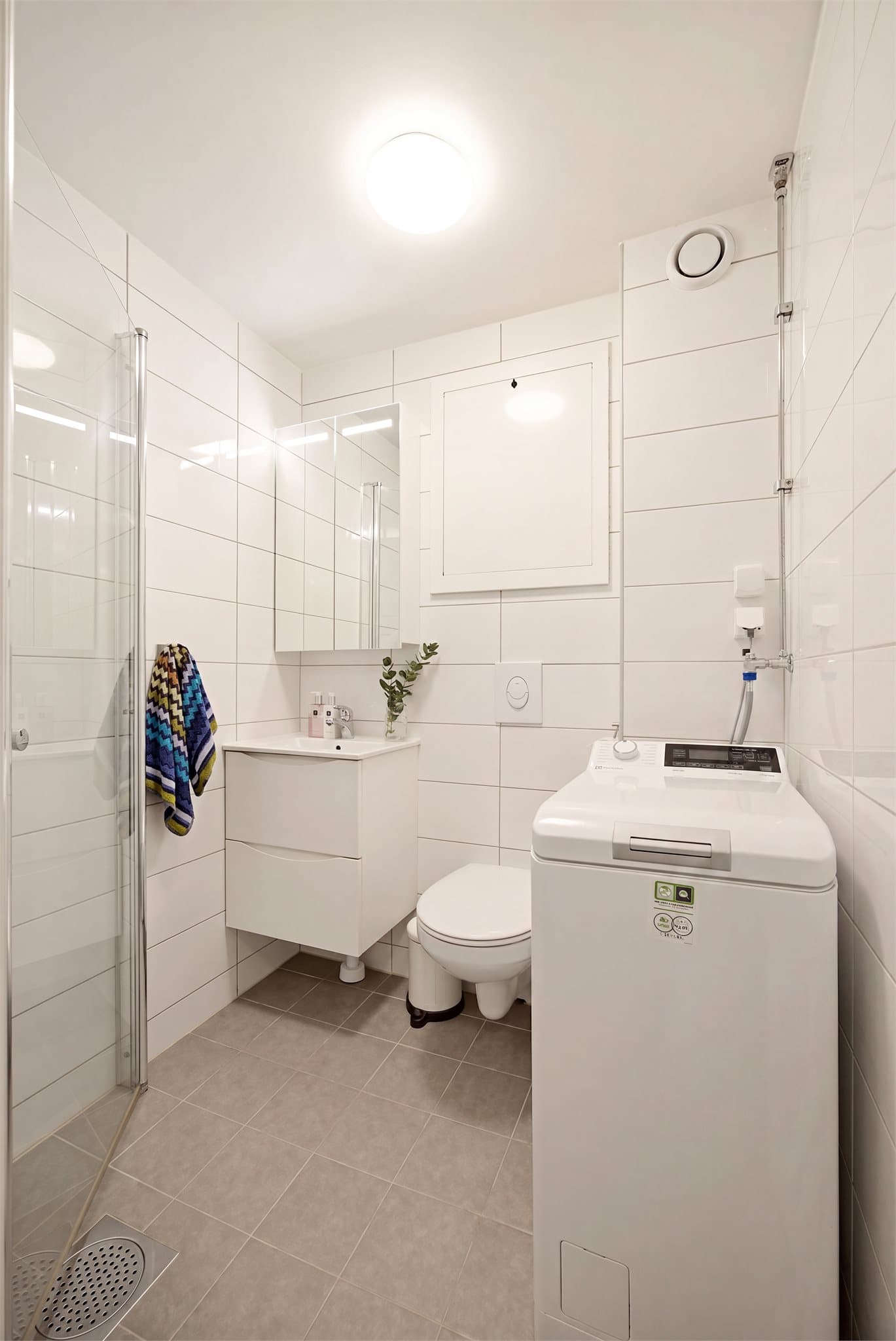 Badet ble modernisert i 2021 som del av et fellesprosjekt i regi av borettslaget. I denne prosessen ble tettesjikt, membran og sluk oppgradert. Badet har opplegg for vaskemaskin.
