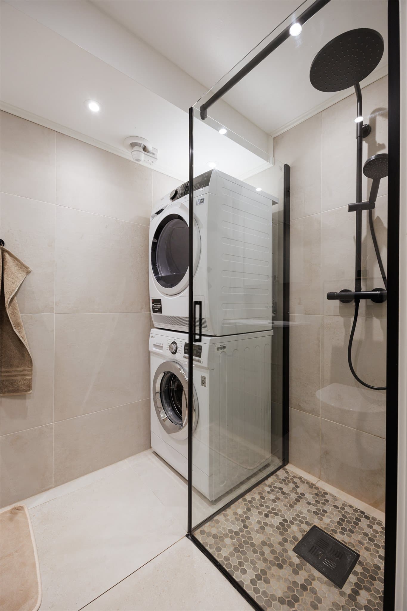 Her er det elektrisk gulvvarme, vegghengt toalett med innebygget sisterne og dusj med faste glassfelt og dør i herdet glass.