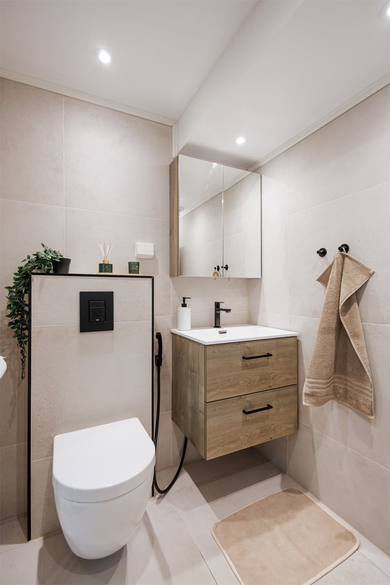 Badet ble totalrenovert i 2024 og fremstår moderne og delikat med fliser på gulv og vegger.