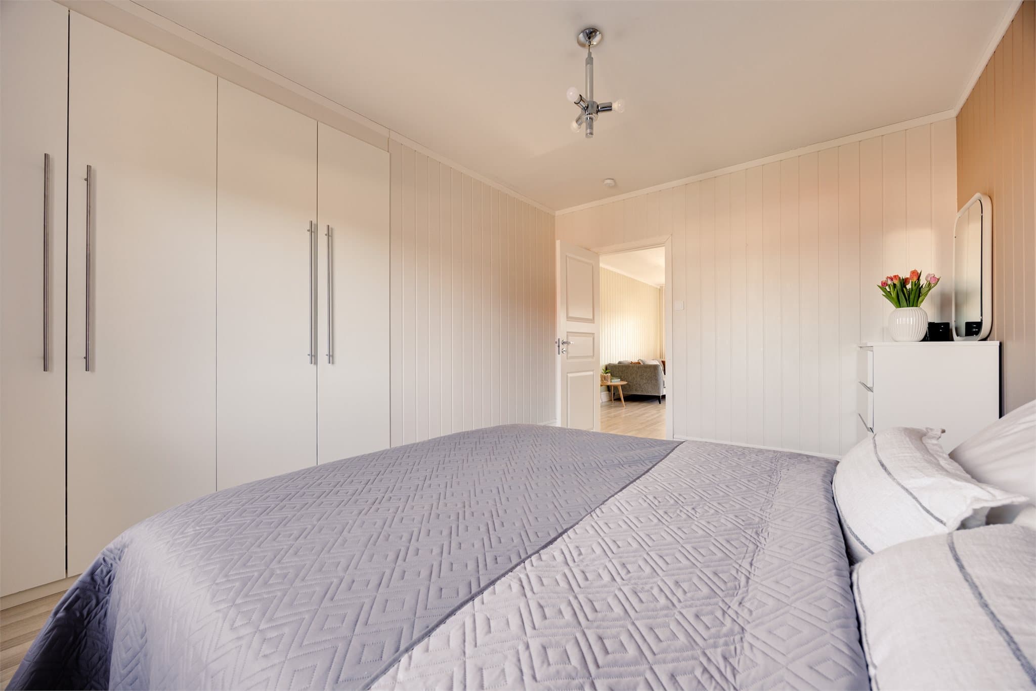 Rommet kann innredes med stor seng, kommode, nattbord eller annet du måtte ha behov for. Tross større møbler føles fortsatt rommet luftig og lyst.