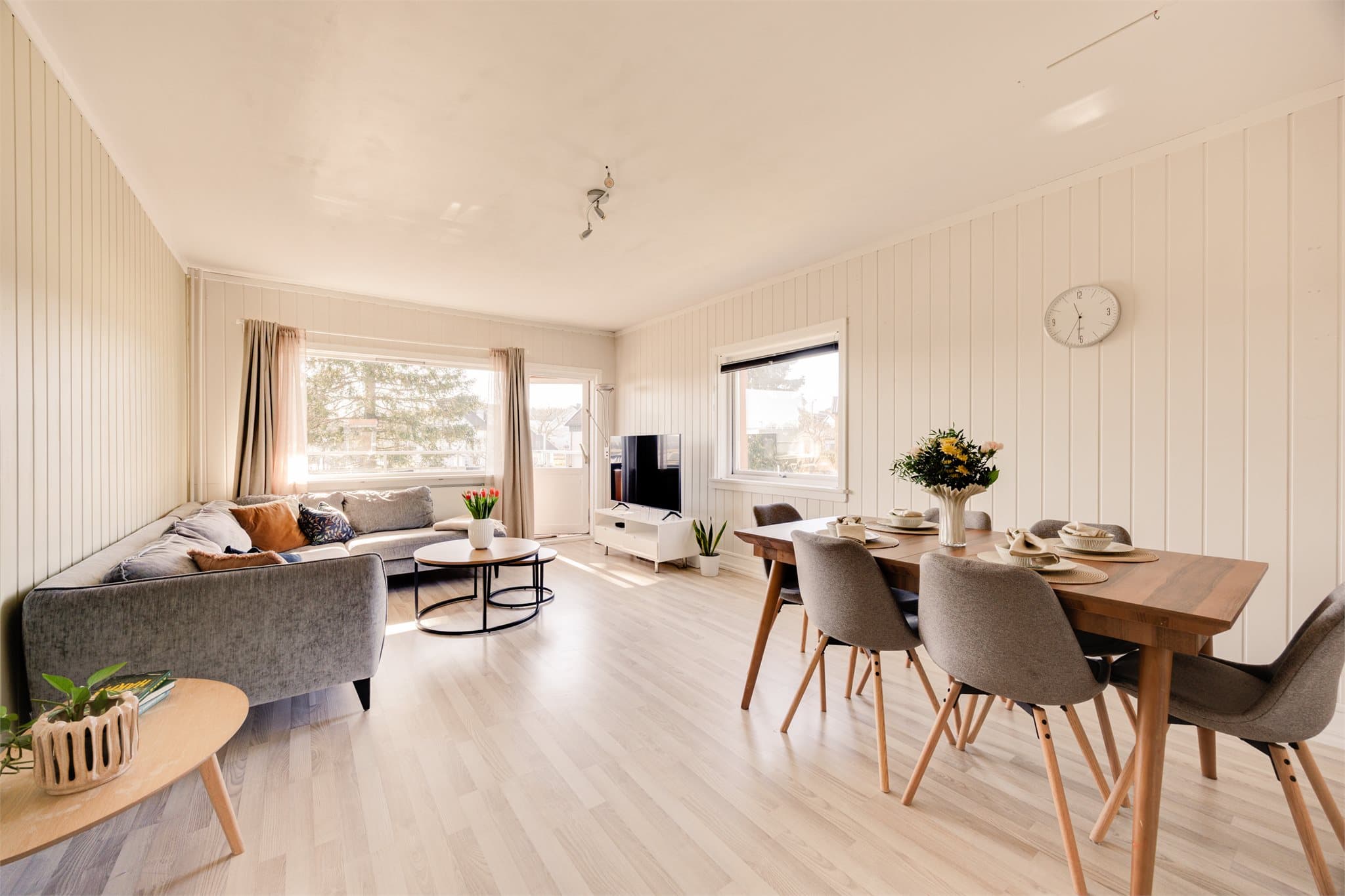 Velkommen til Skjettenveien 83B! Her får du en gjennomgående og koselig andelsleilighet med en smart og praktisk planløsning, samt et stilrent bad og kjøkken pusset opp i 2024.