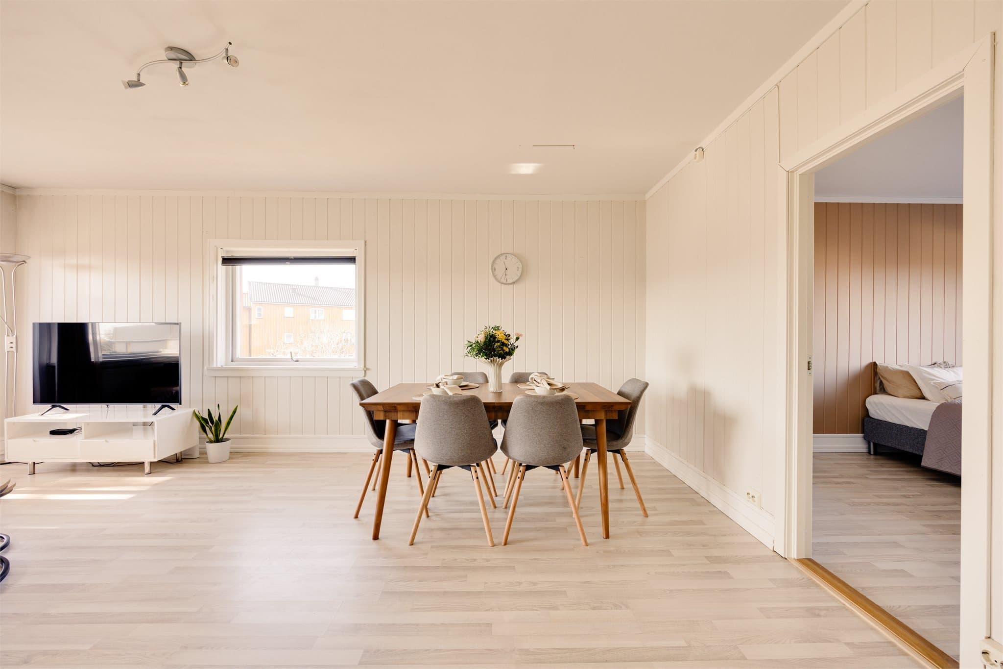 Boligen fremstår som godt vedlikeholdt og har blitt oppgradert de senere årene.