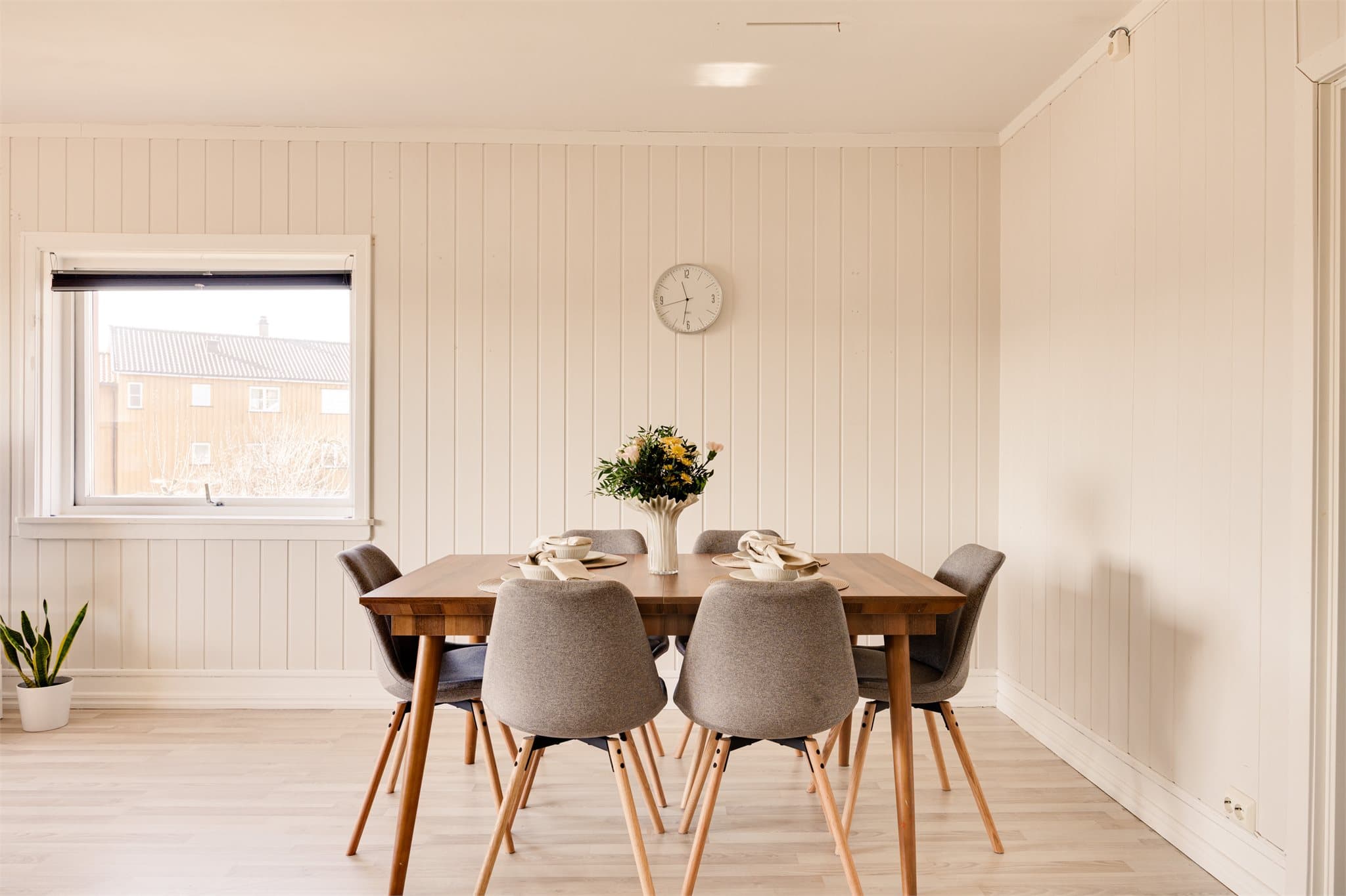 Rommet er firkantet og er derfor enkelt å innrede helt etter eget ønske.