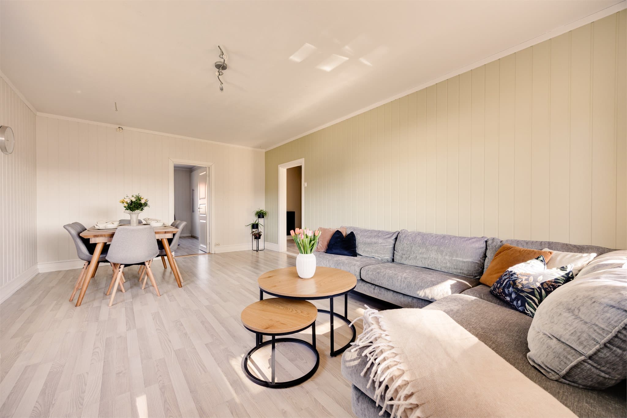 Stuen er lys og romslig med god plass til både sofagruppe og spisebord.