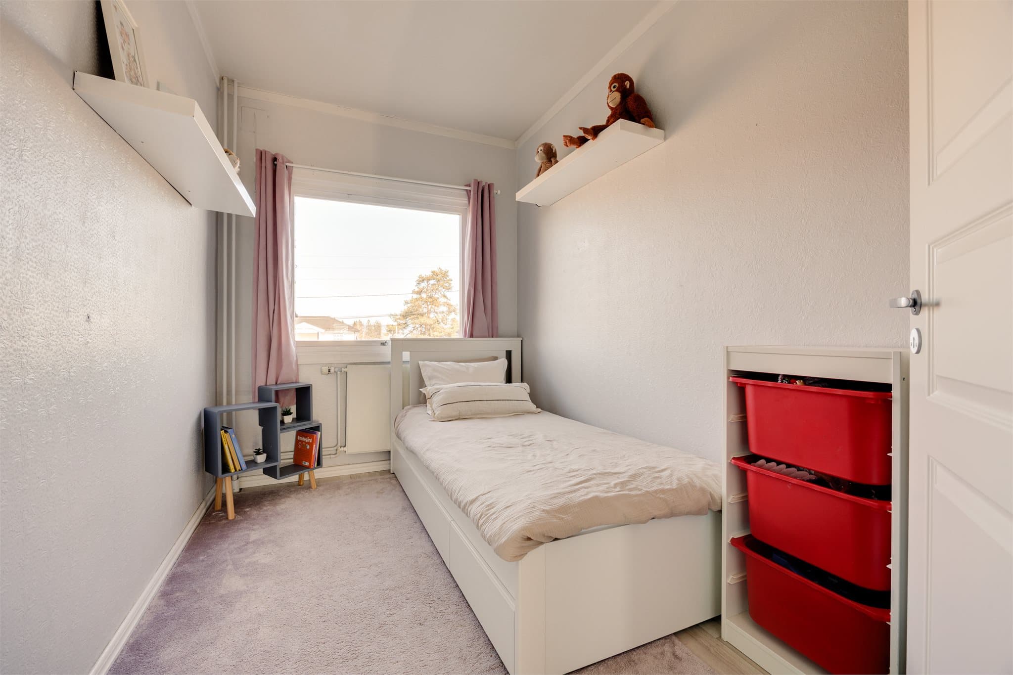 Soverom nummer to passer perfekt som barnerom, kontor eller gjesterom.