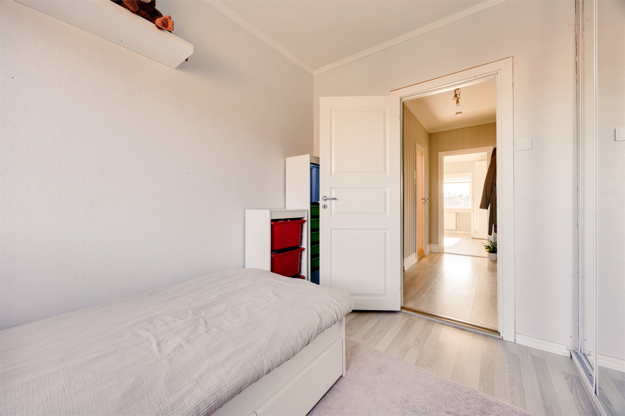 Soverom 2 har integrert oppbevaring i skyvedørsgarderobe med speilfronter.