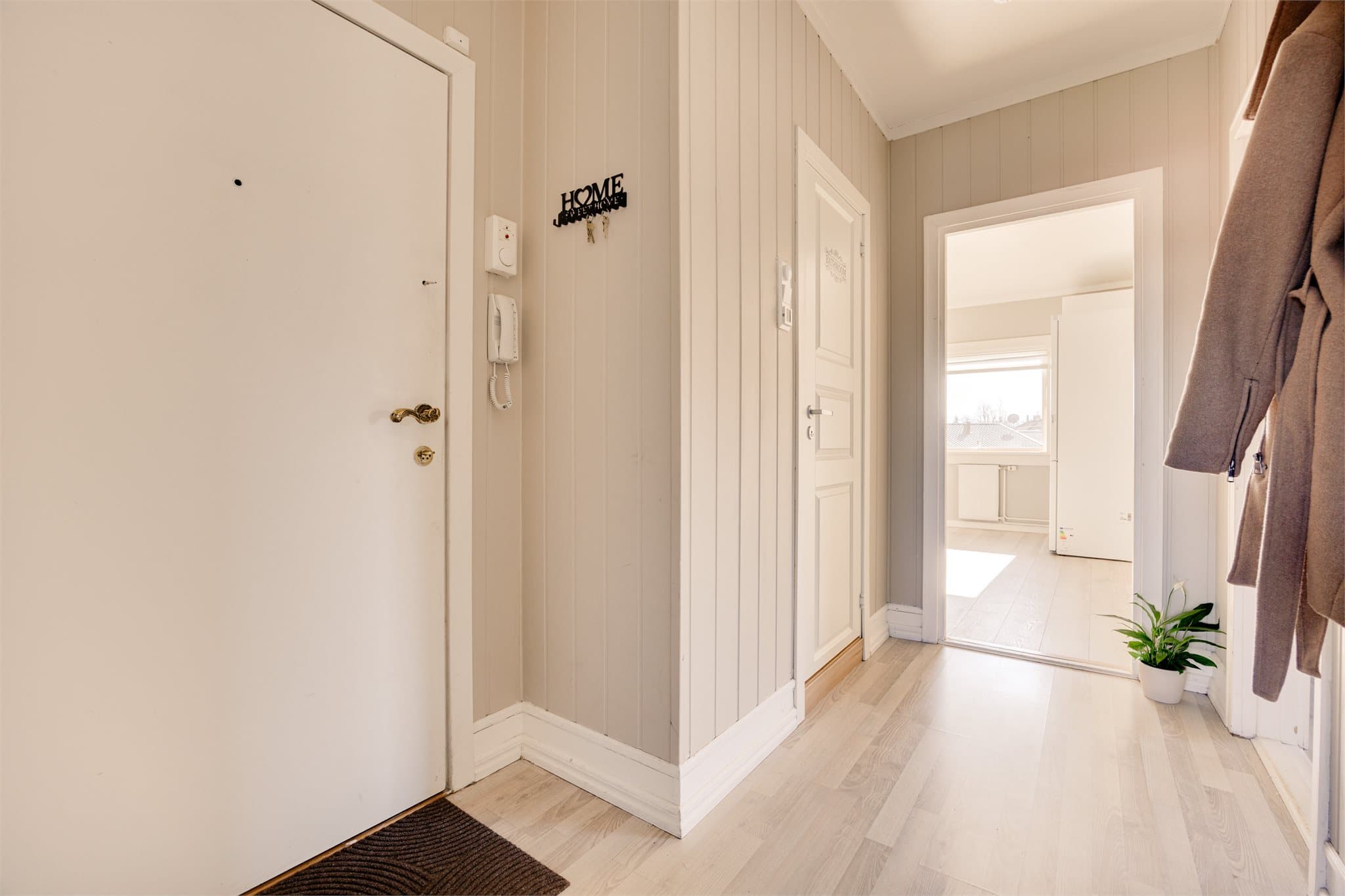 Her er det garderobeløsning med nye skyvedører som gir gode oppbevaringsmuligheter og et ryddig uttrykk.