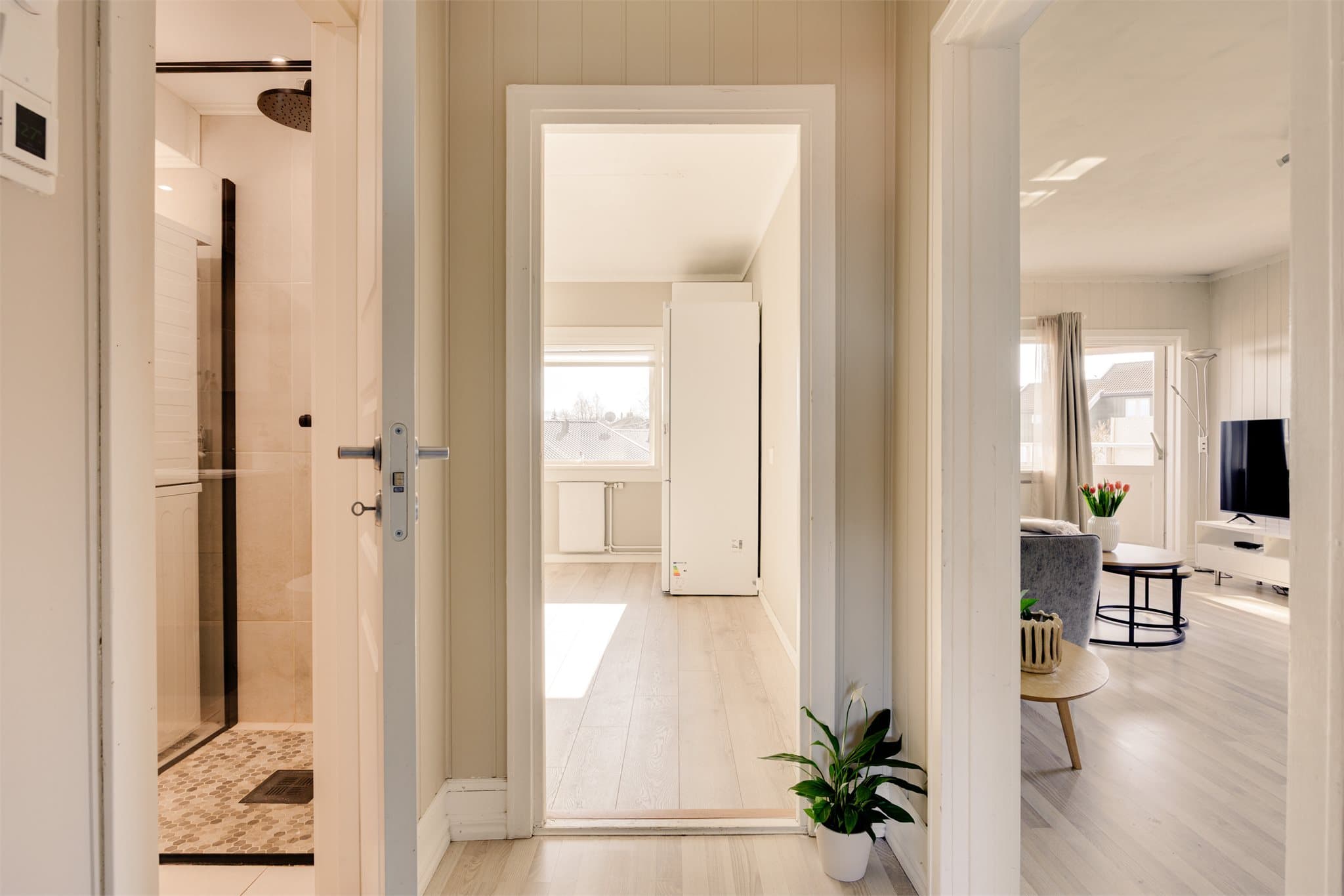 Fra entréen i leiligheten er det adkomst til alle øvrige rom på i leiligheten.