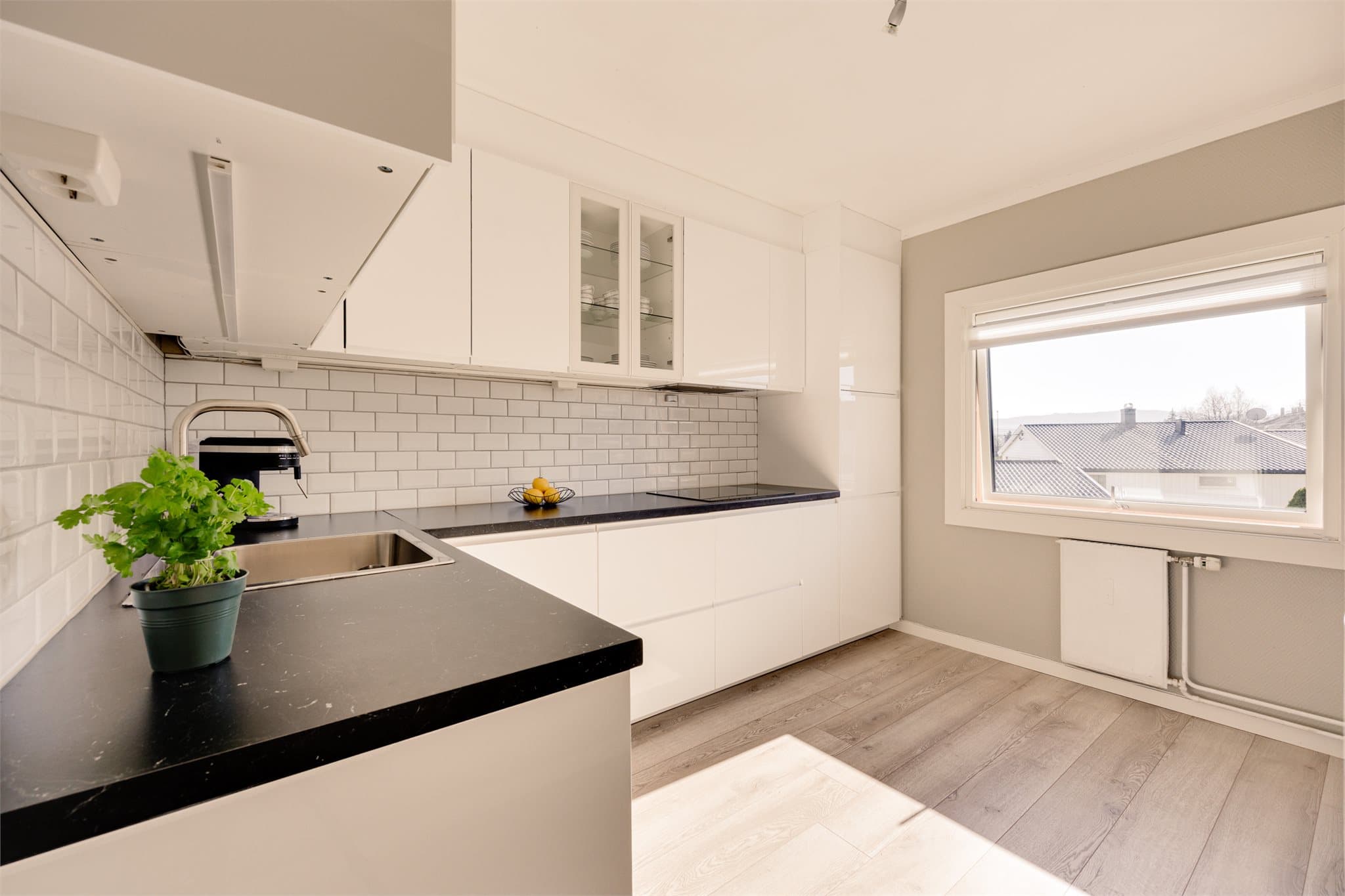 Her får du integrert induksjonstopp, stekeovn og mikrobølgeovn, samt ventilator med avtrekk til ventilasjonskanal. Det er også opplegg for oppvaskmaskin.