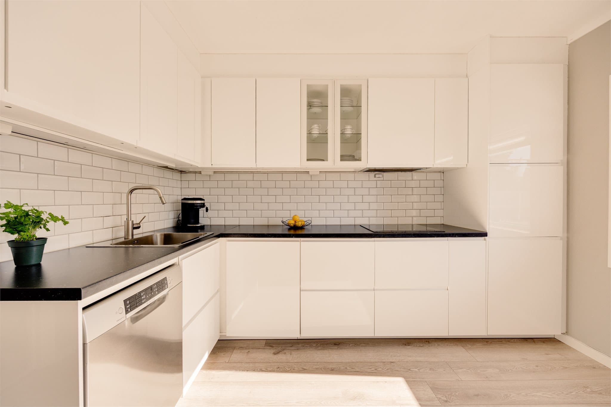 Kjøkkenet ble fornyet i 2024 med moderne innredning fra IKEA med glatte fronter og et stilrent uttrykk.