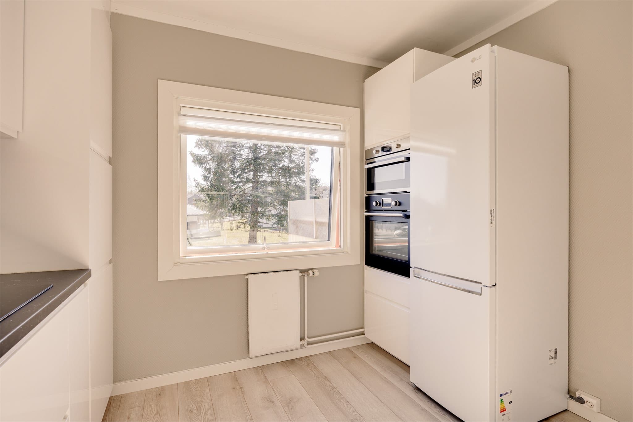 På kjøkkenet er det plass til et lite bord foran vinduet hvor morgenkaffen kan nytes.