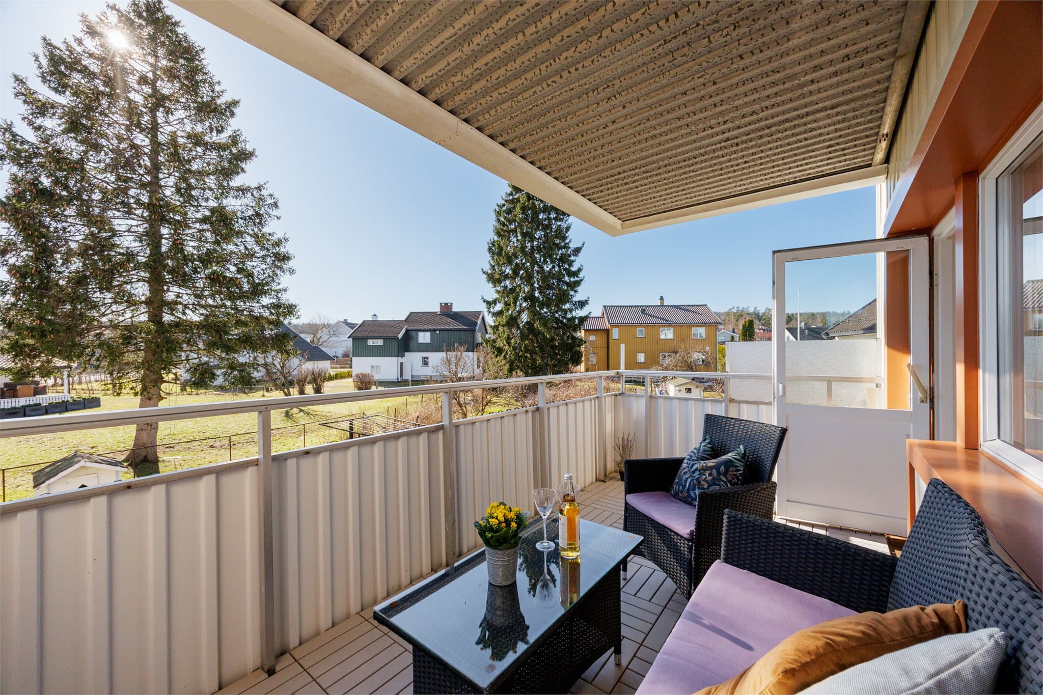 Fra stuen er det direkte utgang til en solrik veranda på 9 kvm – et hyggelig uterom som forlenger stuen i sommerhalvåret.