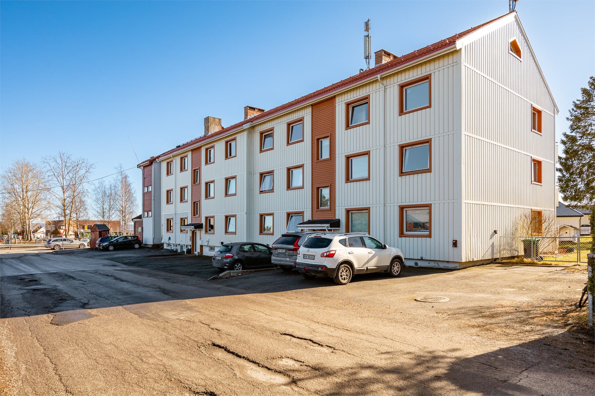 Hver bolig disponerer én biloppstillingsplass. Borettslaget har i tillegg to gjesteplasser på parkeringsplassen til Bråteveien BL, som er forbeholdt besøkende.