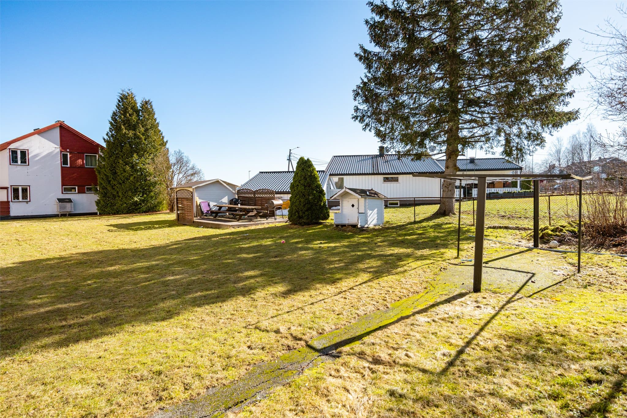 Skjettenveien 83B, en adresse som plasserer deg midt i et etablert boligområde på Skjetten. Ettermiddagene kan fylles med aktiviteter i nærområdet, enten det er i aktivitetshallen på skolen, på fotballbanen eller i de flotte turområdene i nærheten.