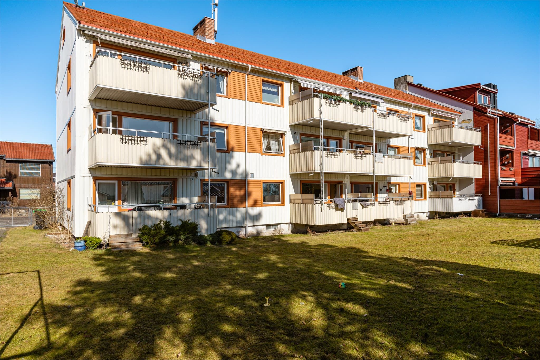 Nabolaget har skoler, barnehager og et godt aktivitetstilbud, så vel som nærhet til butikker, fine turområder og offentlig kommunikasjon.