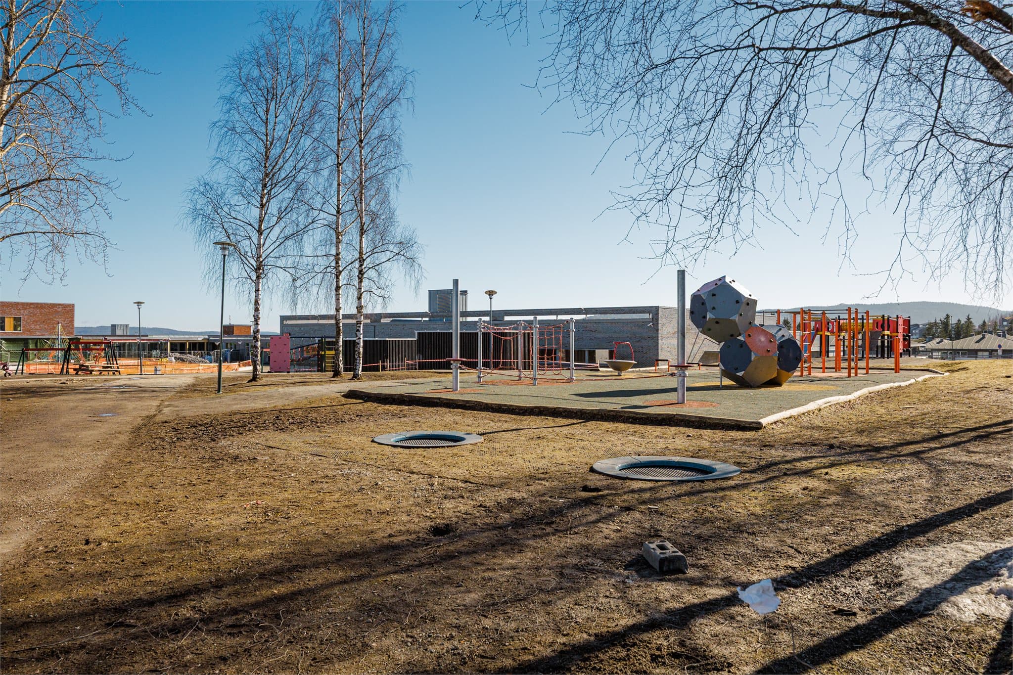 Skjetten skole ligger rett over veien og gir en kort vei til lekeapparater og ikke minst skolehverdagen.