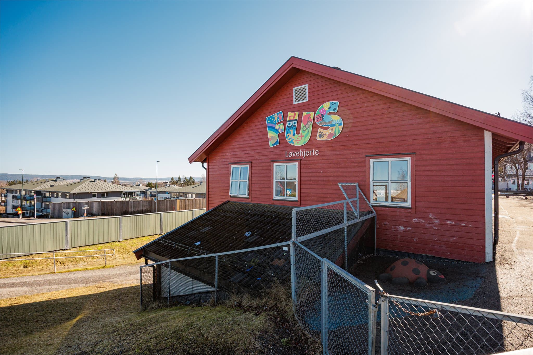 Med Skjetten skole og Løvehjerte Fus barnehage kun et par minutters gange unna, blir morgenleveringen en kort og hyggelig spasertur.