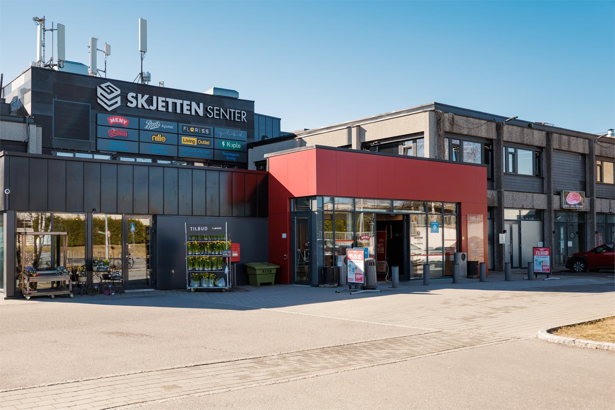 De daglige innkjøpene gjør du enkelt på Meny eller Coop Extra på Skjettentoppen, som ligger i gangavstand fra boligen. For et bredere utvalg av butikker og servicetilbud er det en kort kjøretur til Strømmen Storsenter.