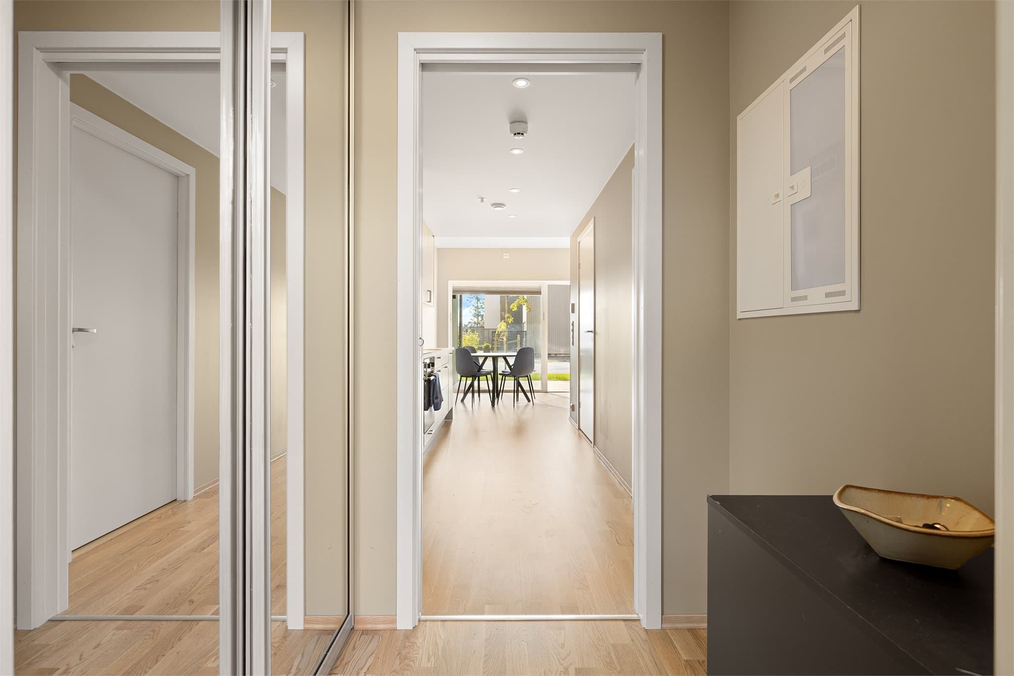 Boligen har en lys og innbydende entré som gir et godt førsteinntrykk. Integrert skyvedørsgarderobe gir godt med lagringsplass.