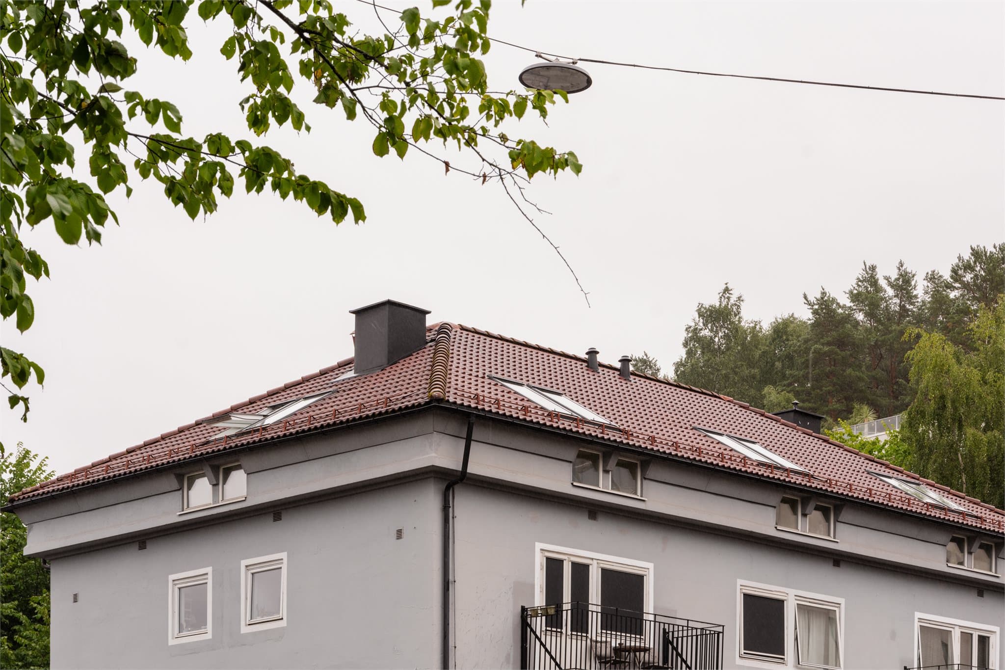 Bygget ligger i et etablert boligområde med nærhet til både byliv og grøntområder.
