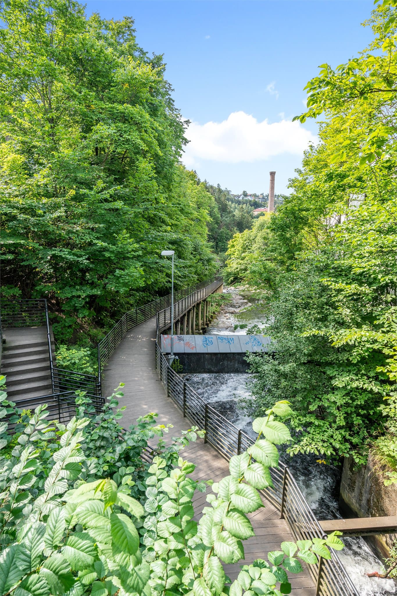 Kun en kort tur til Svartdalsparken – fra boligen har du flotte grøntområder og turmuligheter like i nærheten.