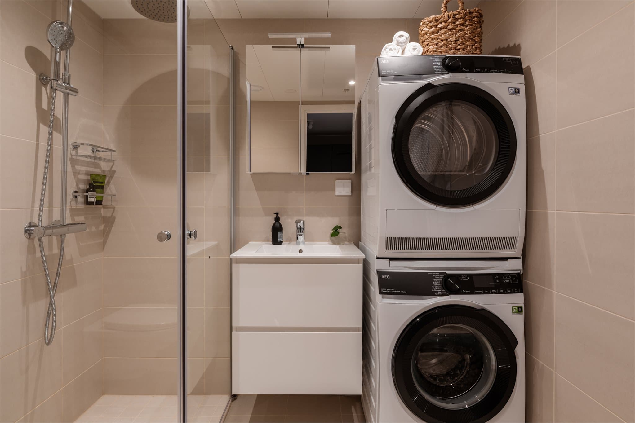 Moderne, helfliset bad fra 2024 med vannbåren gulvvarme.