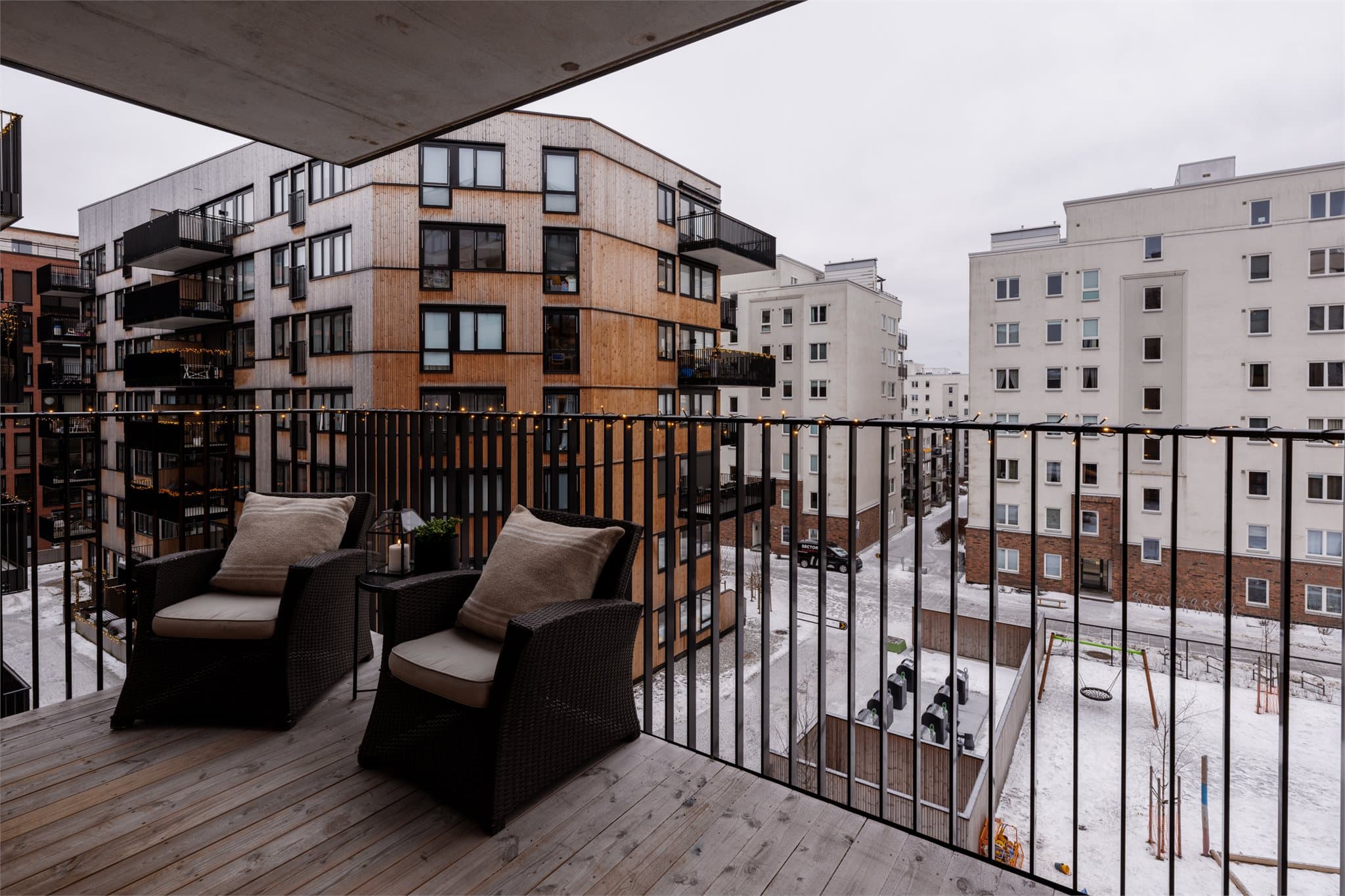 Fra stuen er det utgang til en romslig, sørvendt balkong på 8 m².