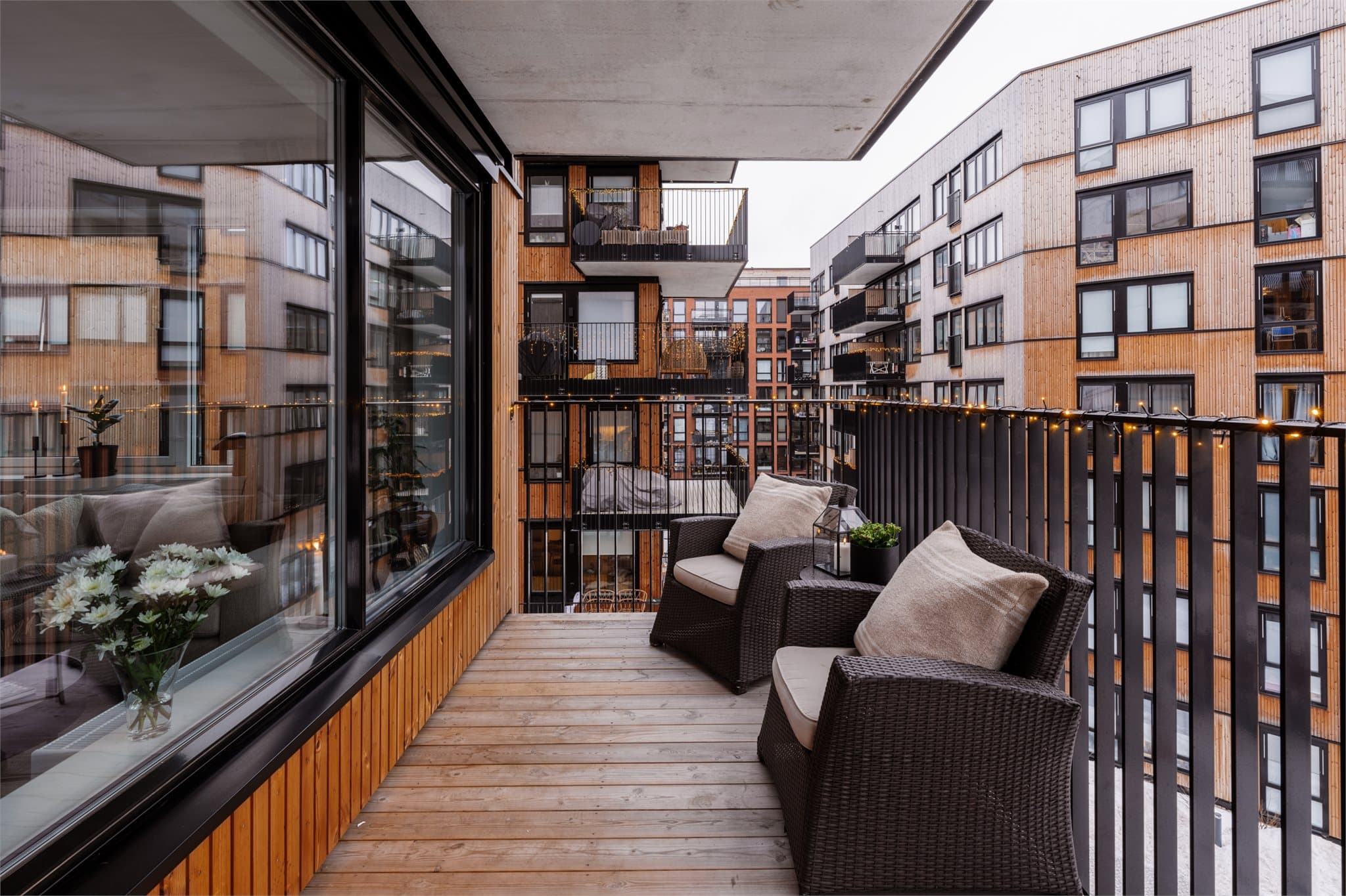 Balkongen har god plass til utemøbler og er overbygget av etasjen over.