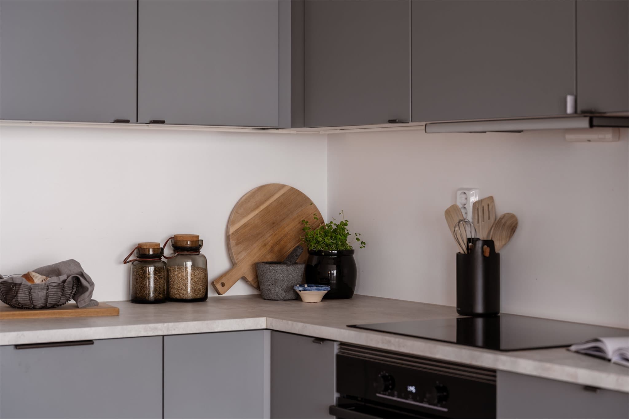 Kjøkkenet har en stilren innredning med laminatbenkeplate og oppgradert komfyrvifte.