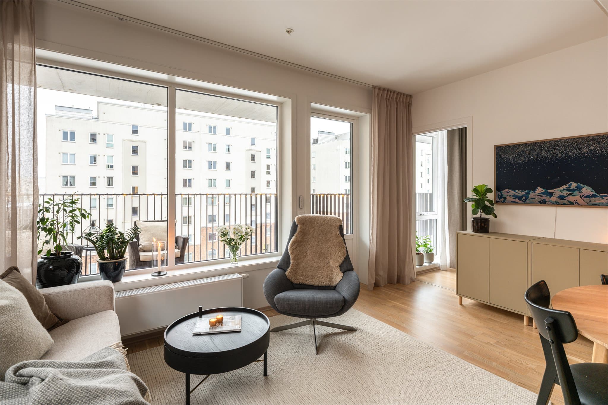 Gjennomgående parkett på gulvene gir en helhetlig og eksklusiv følelse.