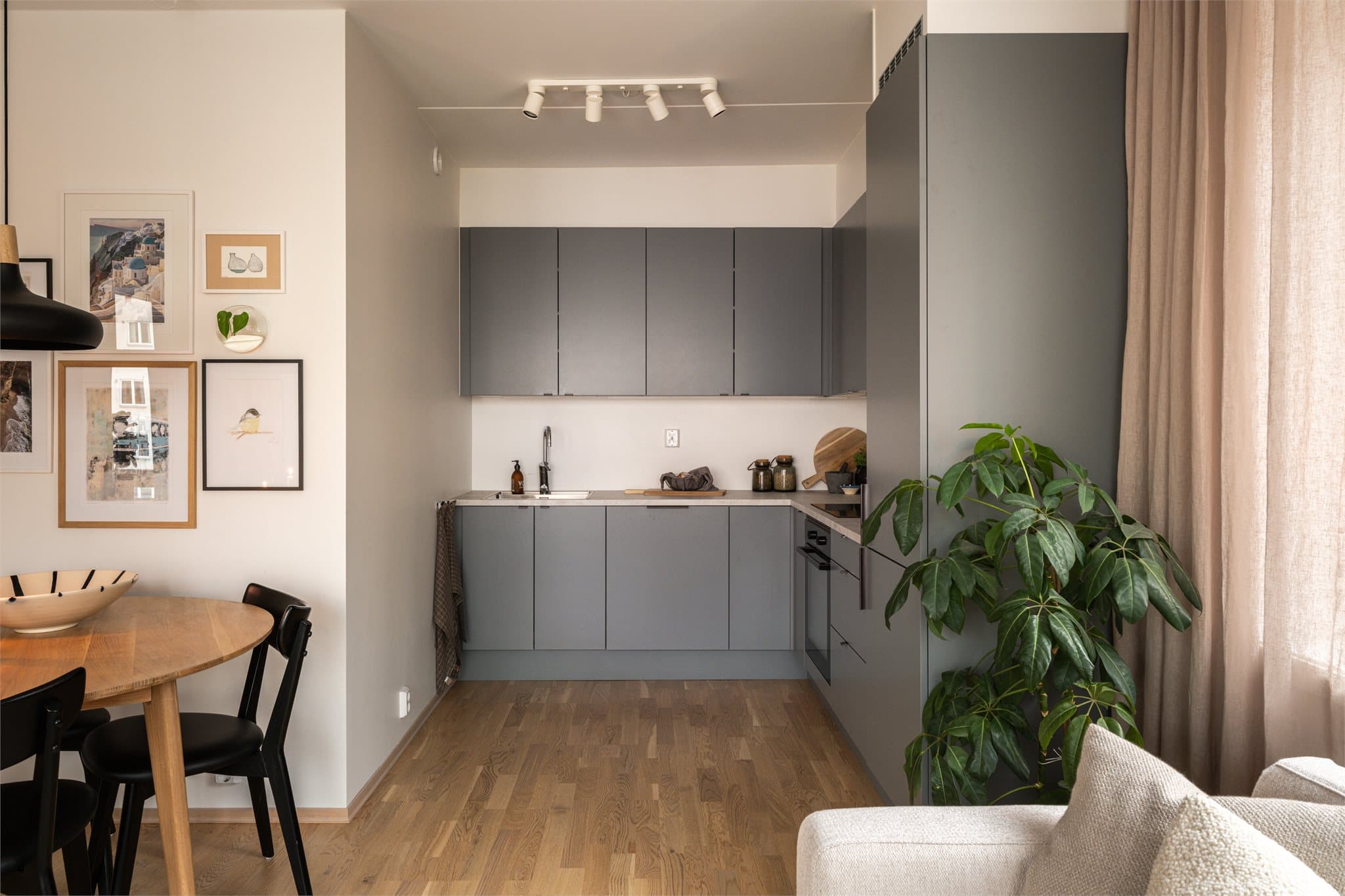 Kjøkkenet er praktisk plassert i en egen sone av rommet.